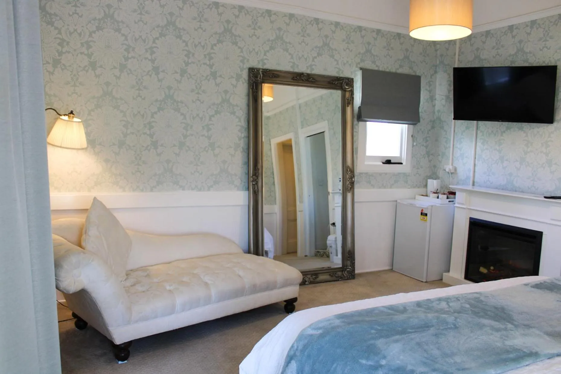 Seating area, Bed in Windarra on High