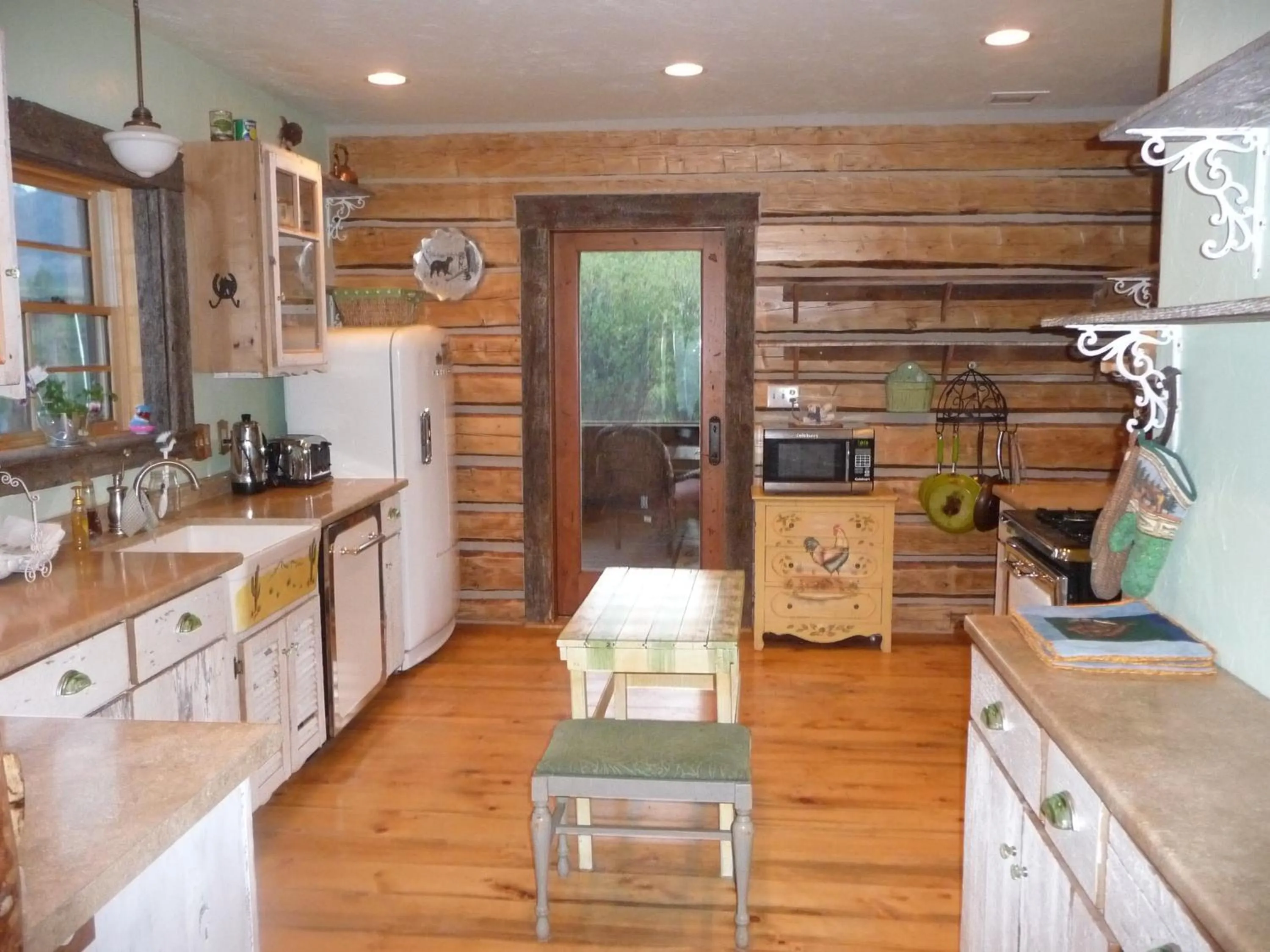 Kitchen or kitchenette in Schoolhouse Cabin