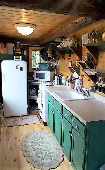 Kitchen or kitchenette in Grandpa's Cabin