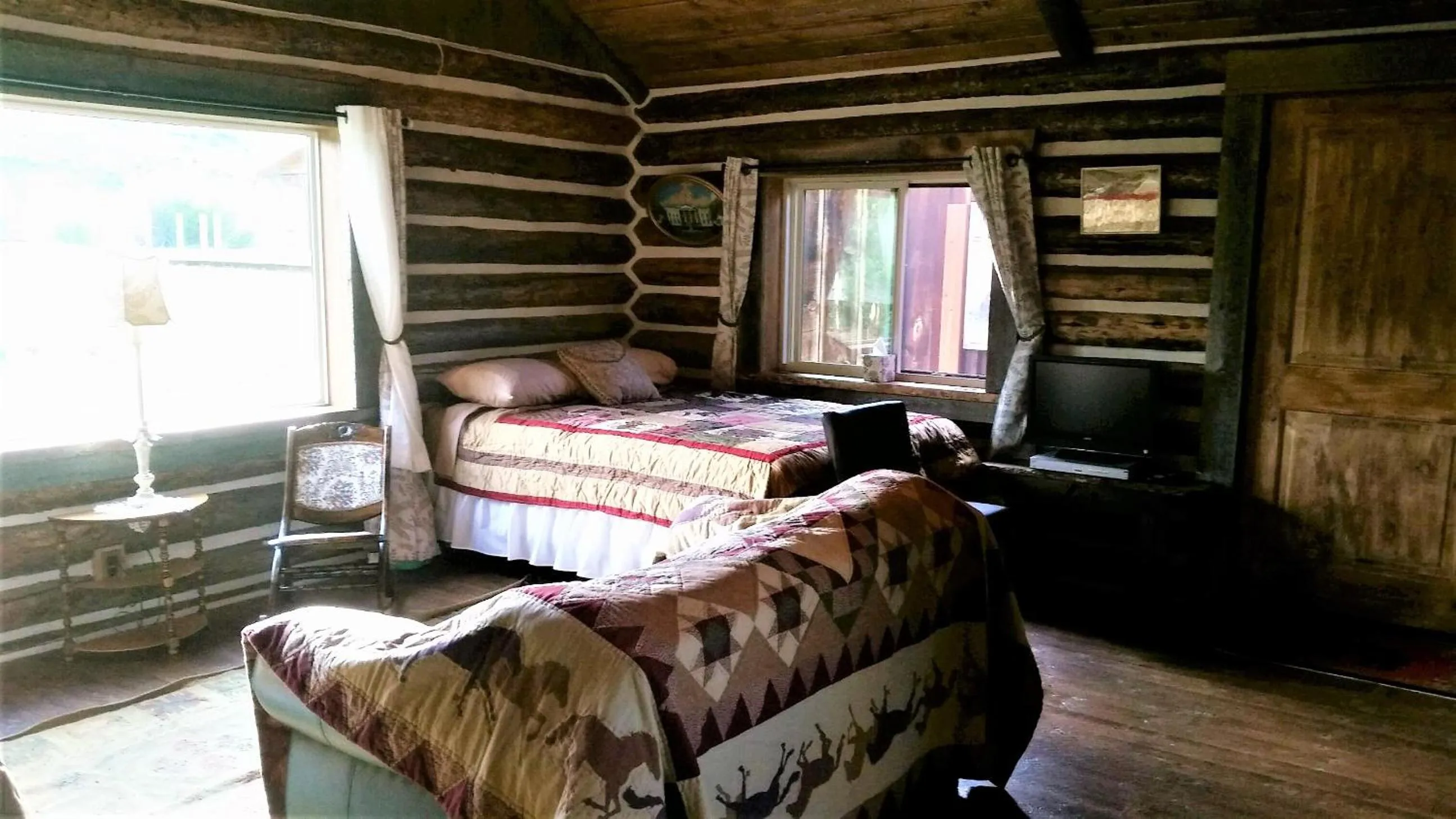 Living room, Bed in Creek Cabin