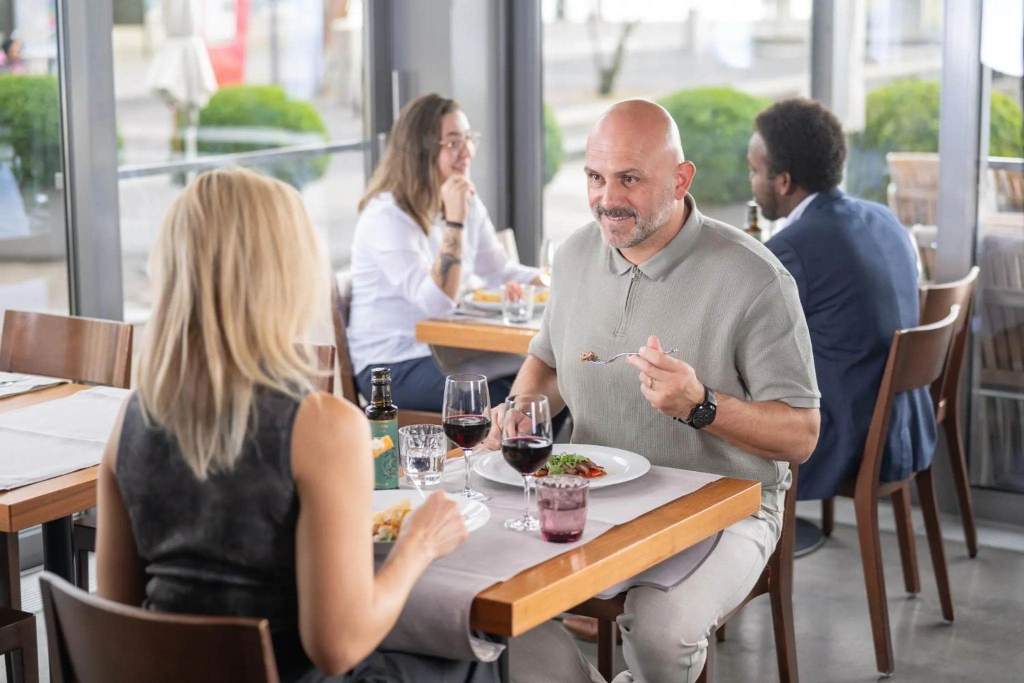 Restaurant/places to eat in Marina Lachen