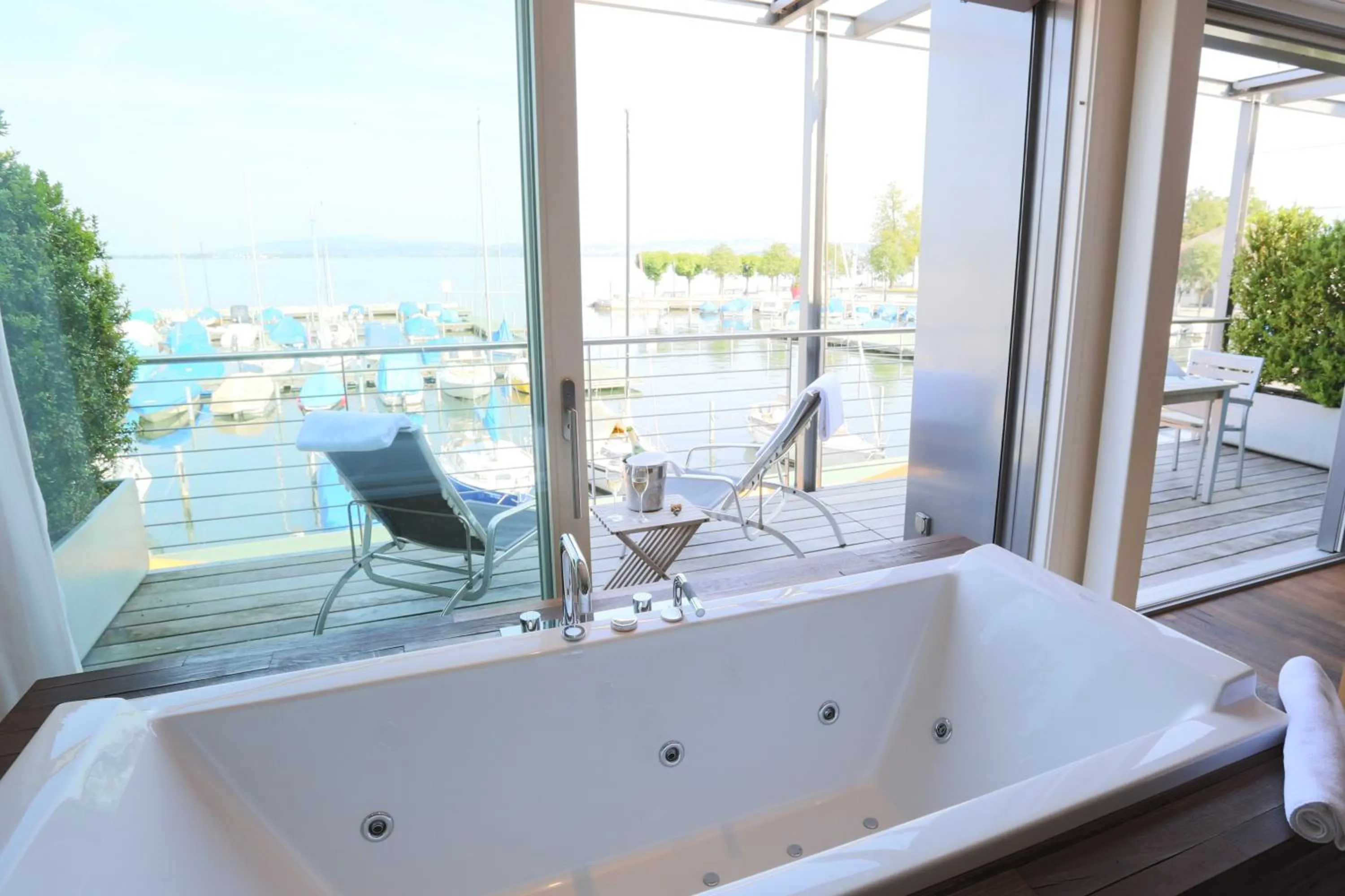 Hot Tub in Marina Lachen