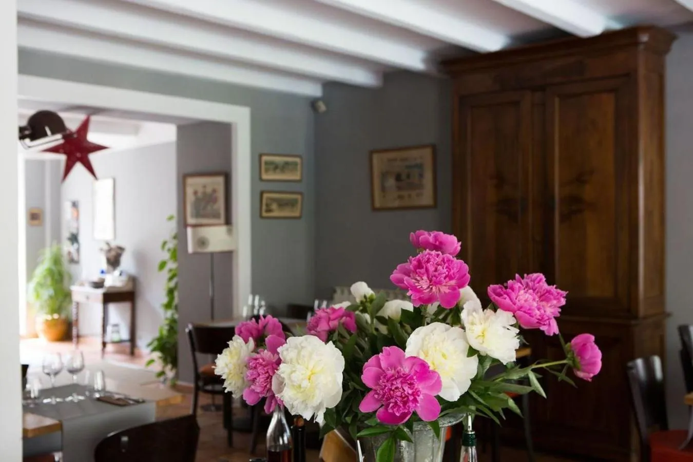 Dining area in Les Jardins De La Livrée