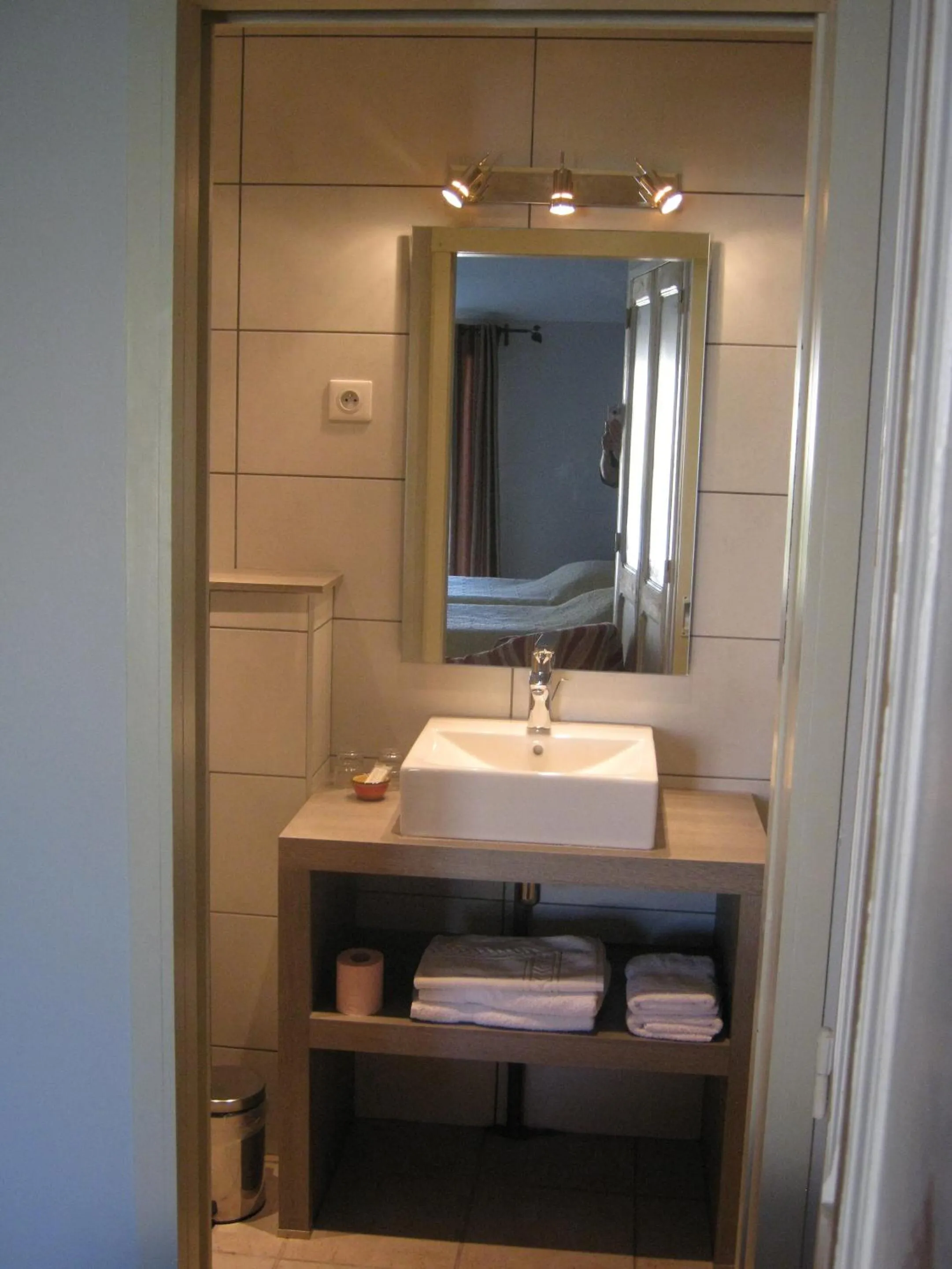 Bathroom in Les Jardins De La Livrée