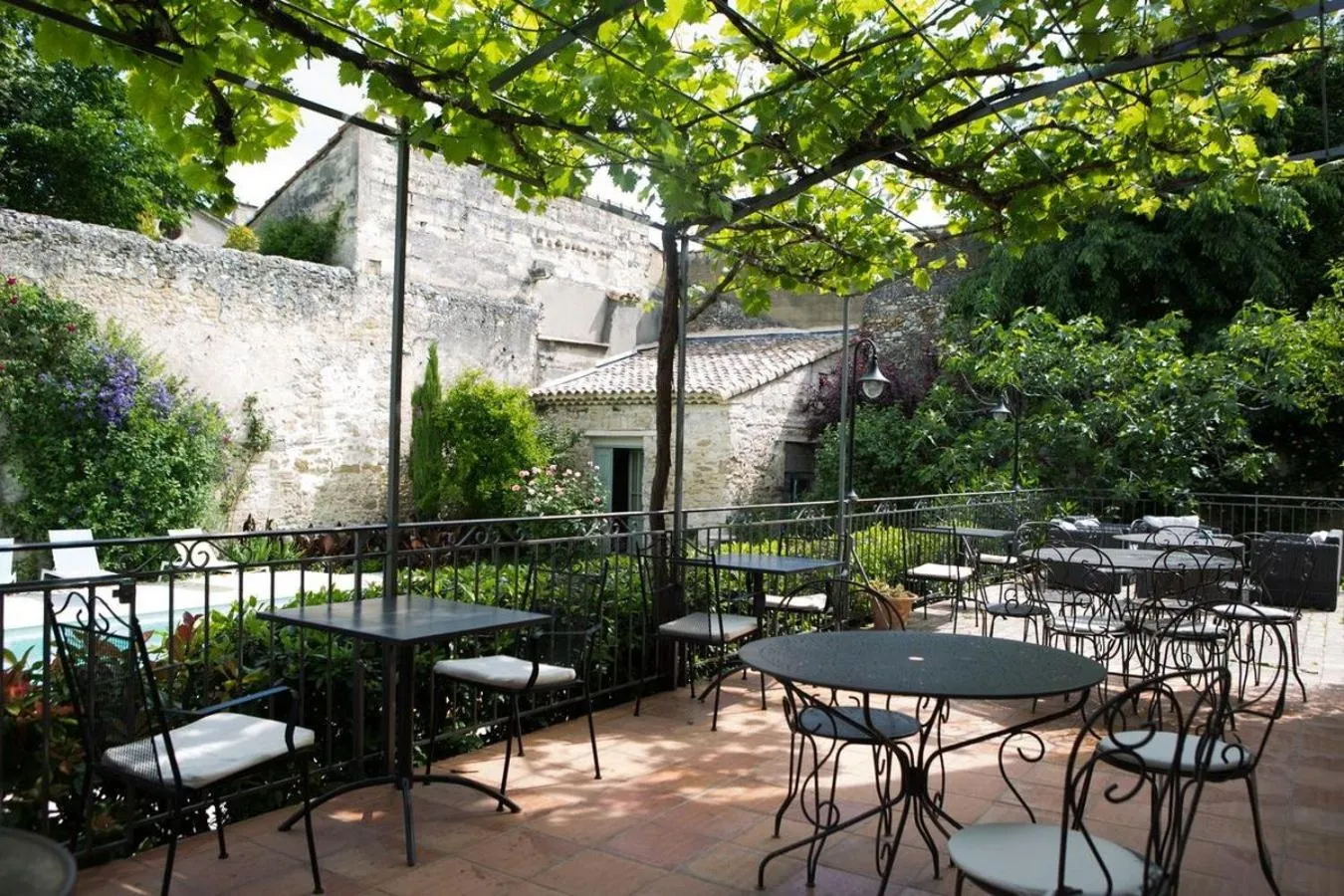 Dining area in Les Jardins De La Livrée