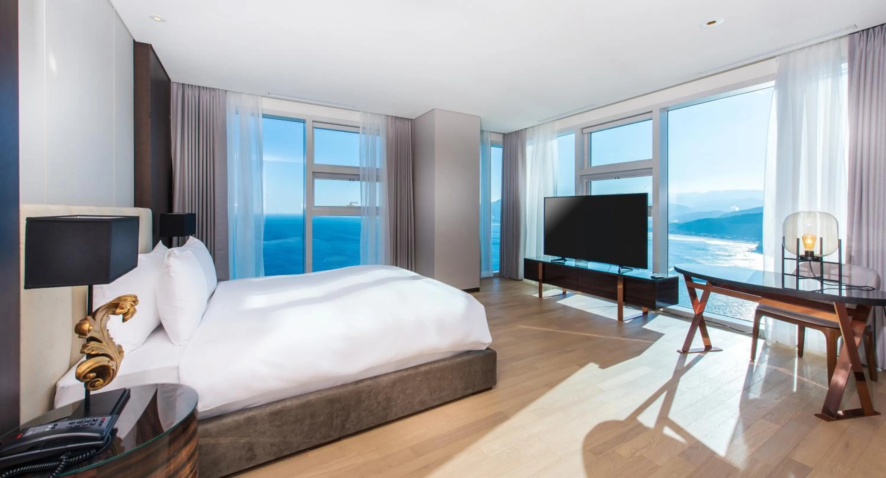 Photo of the whole room, Bed in Hotel Tops 10