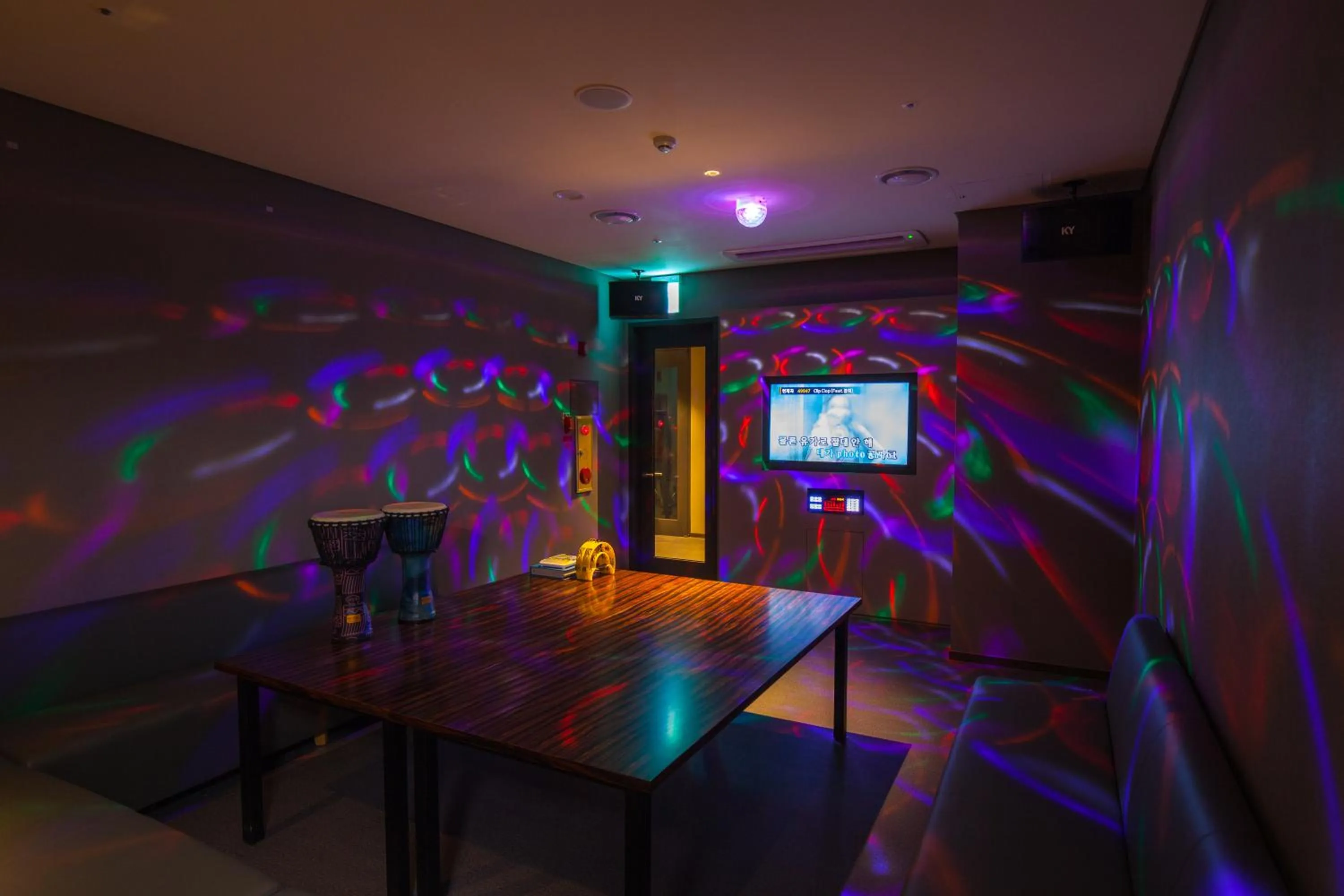 Karaoke in Hotel Tops 10