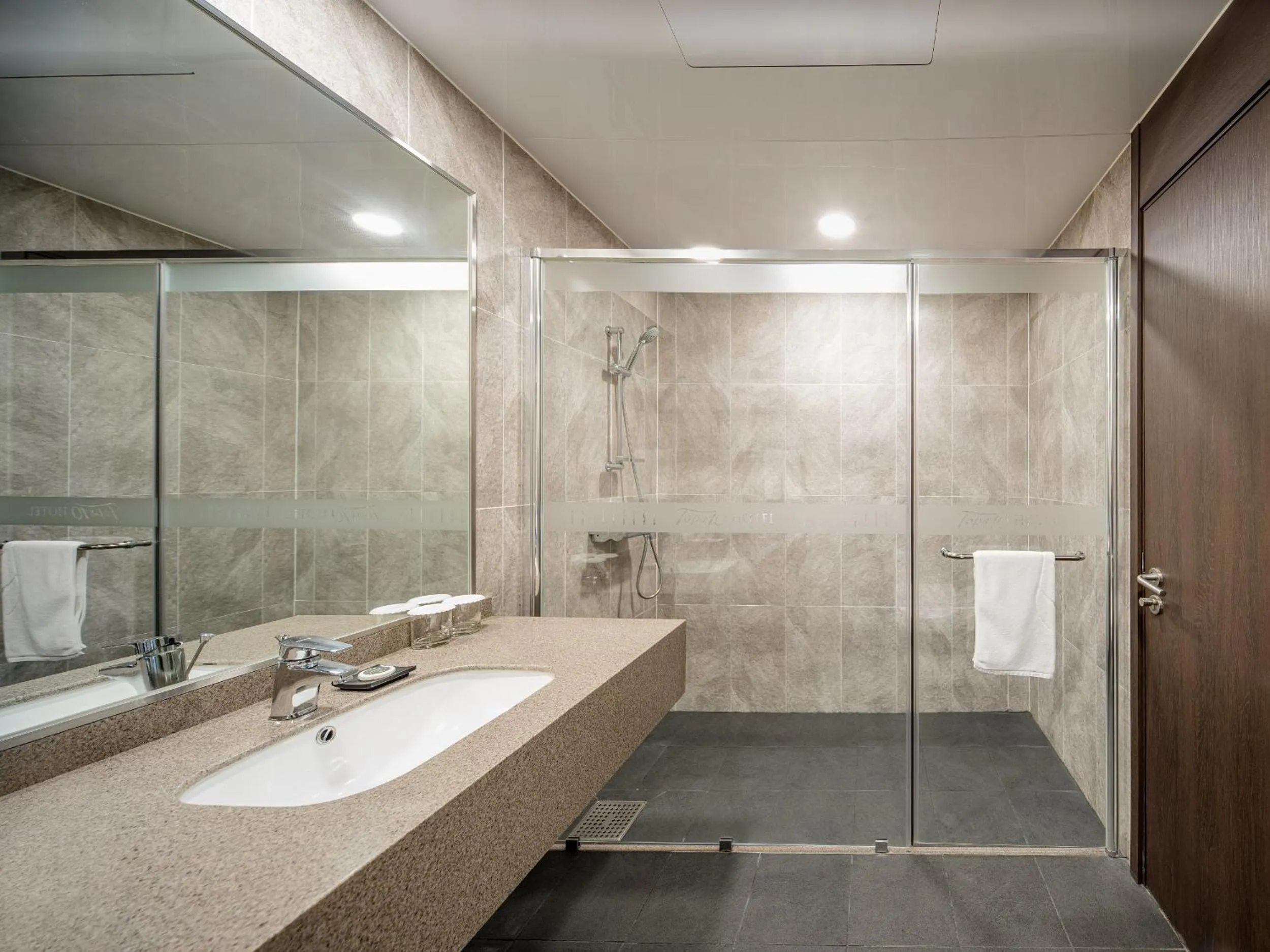 Bathroom in Hotel Tops 10