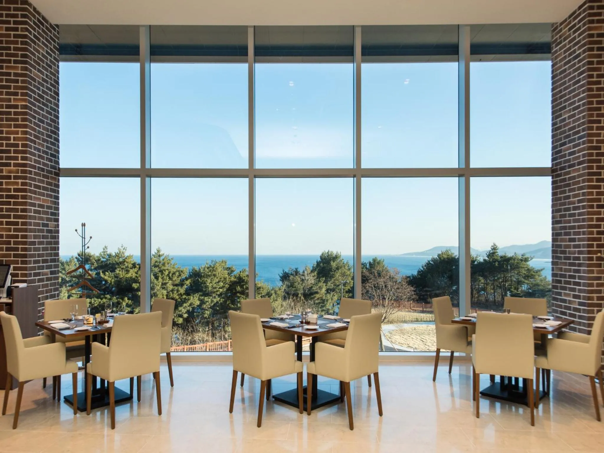 Restaurant/places to eat in Hotel Tops 10