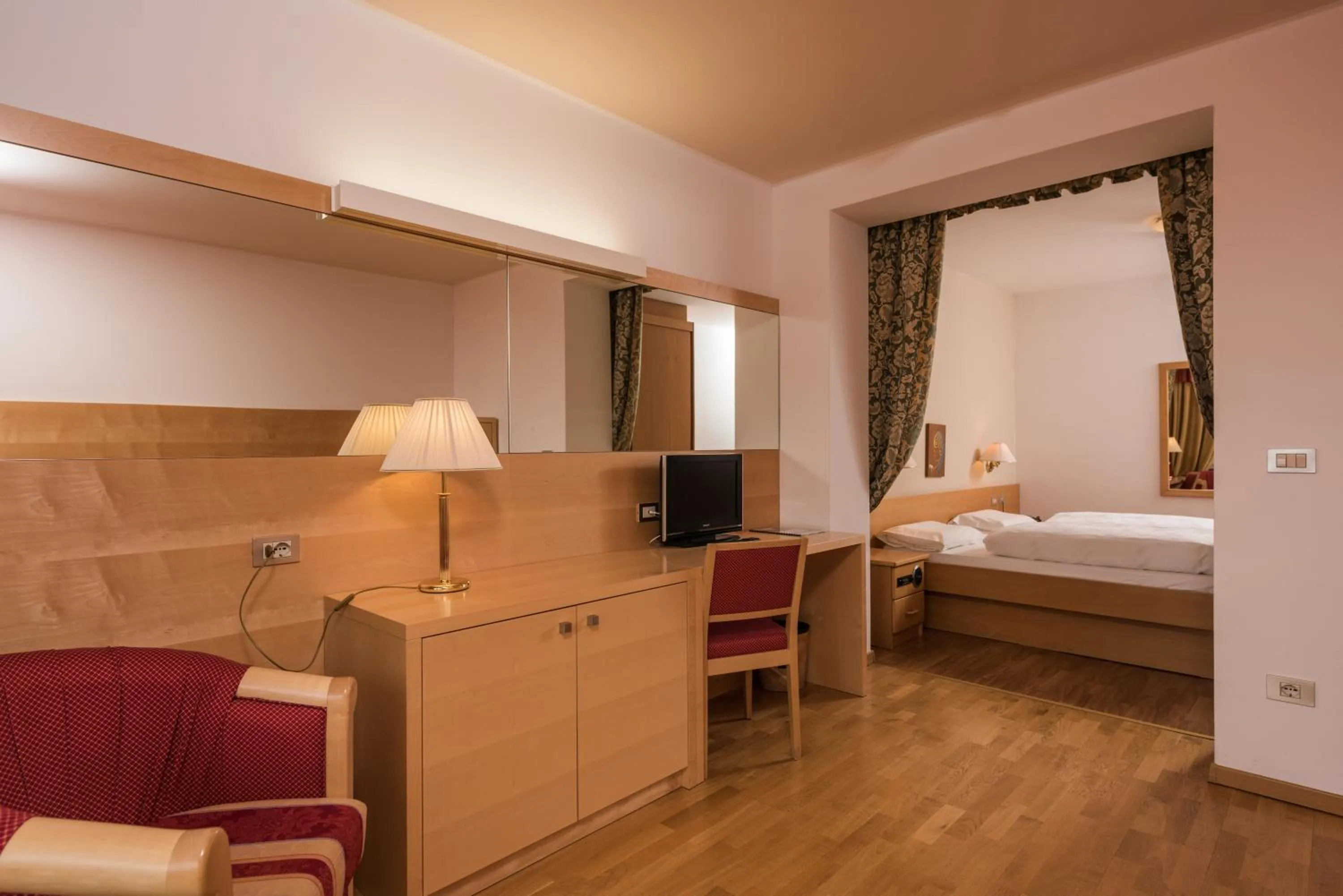 Seating area, Bed in Hotel Union