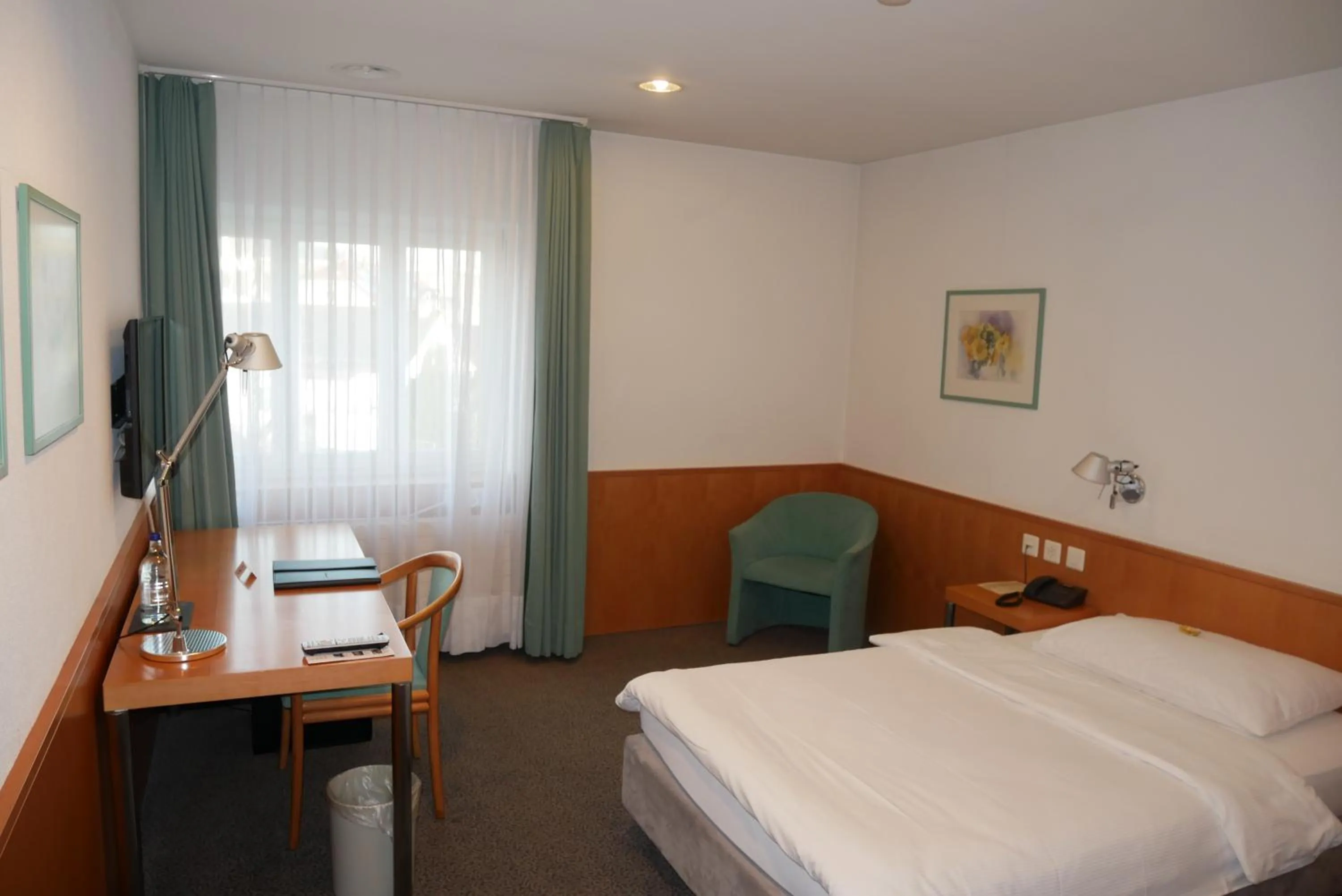 Photo of the whole room, Bed in Hotel Schwanen Wil