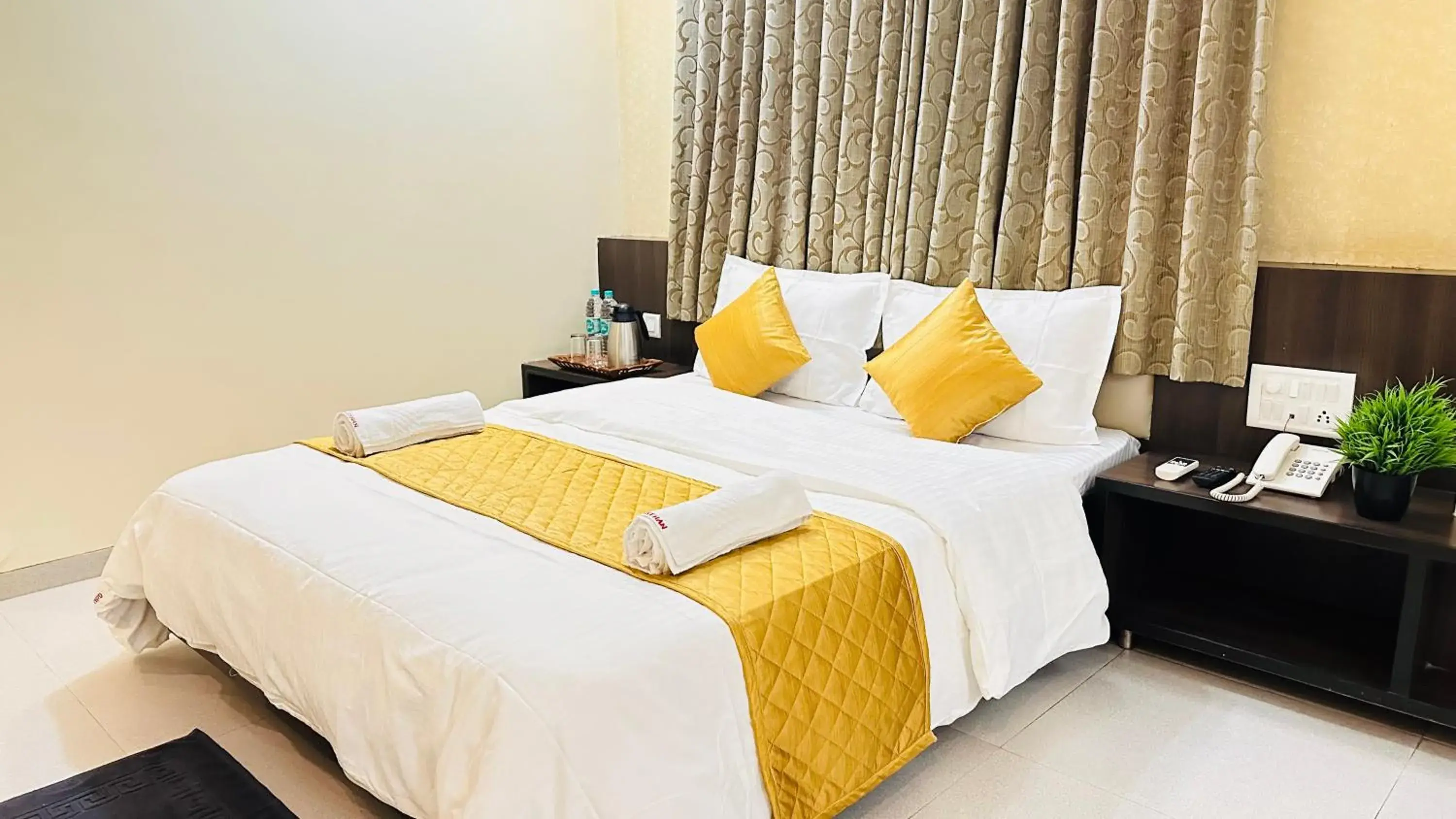 Deluxe Double Bed Non A.C. in Hotel Sai Gurusthan Deluxe Double Bed Non A.C. in Hotel Sai Gurusthan