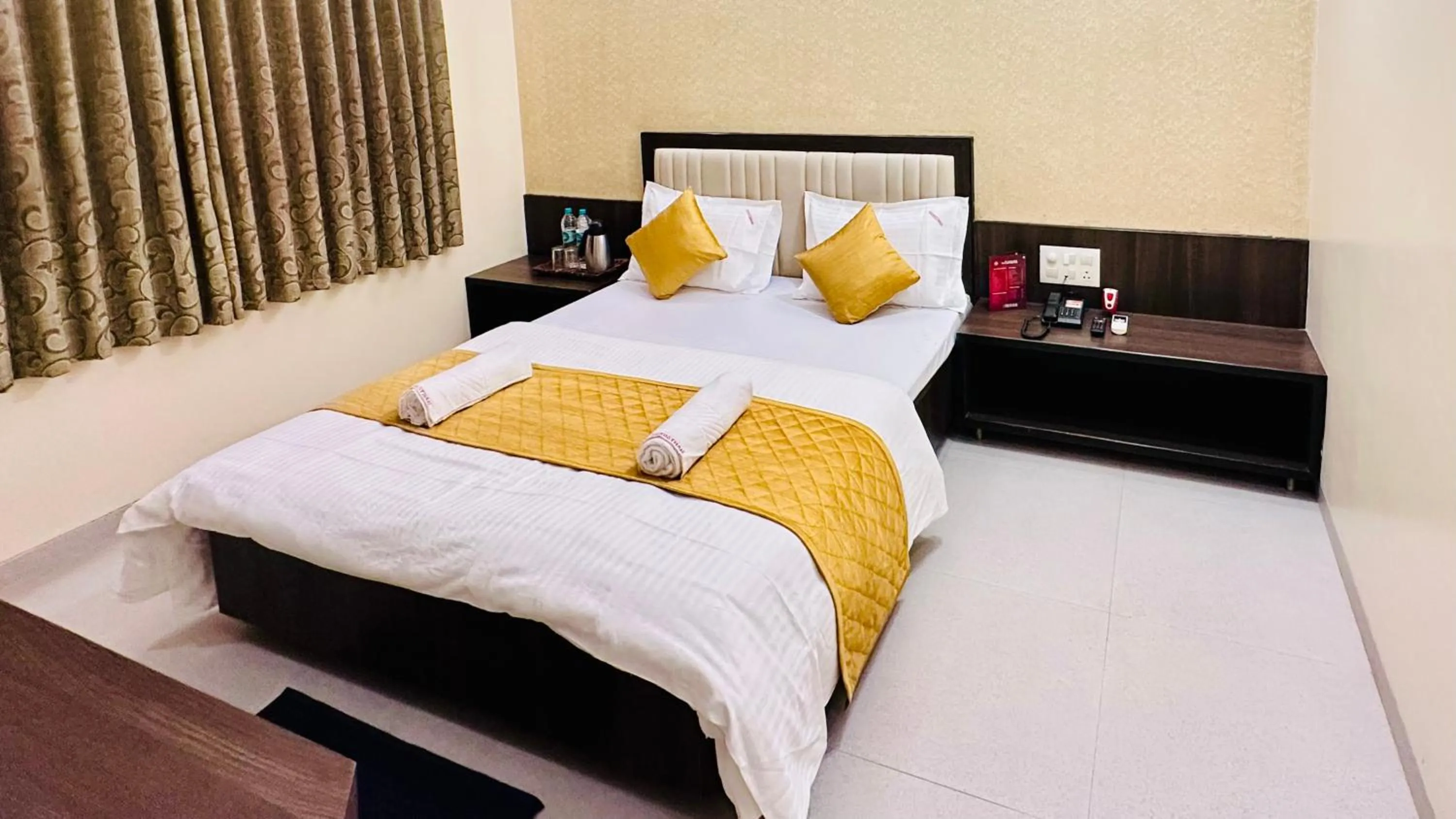 Bed in Hotel Sai Gurusthan