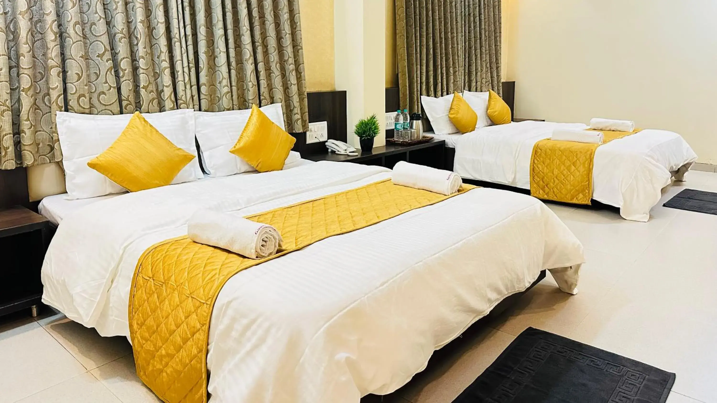 Deluxe Four Bed A.C. in Hotel Sai Gurusthan Deluxe Four Bed A.C. in Hotel Sai Gurusthan