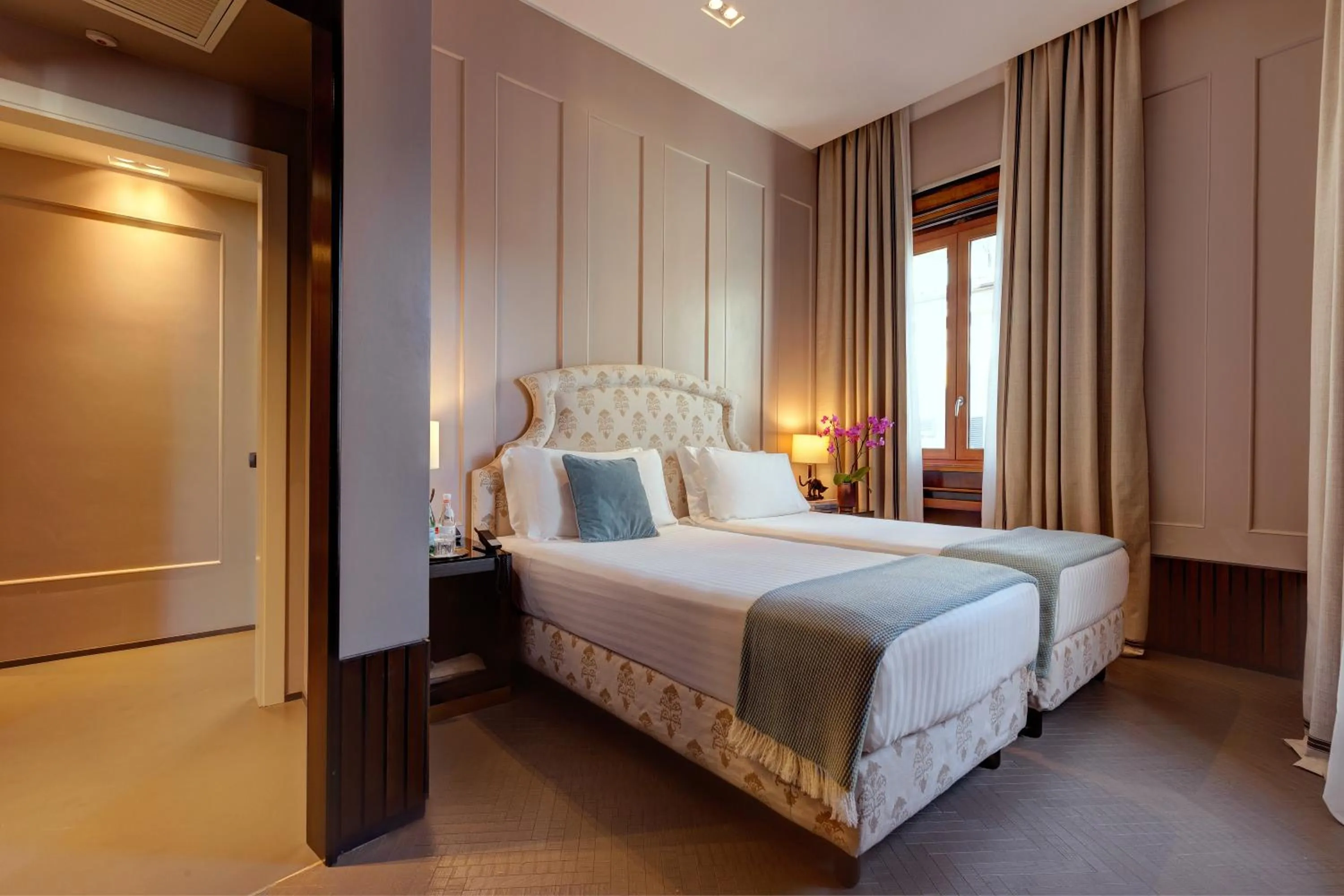 Bed in Singer Palace Hotel Roma