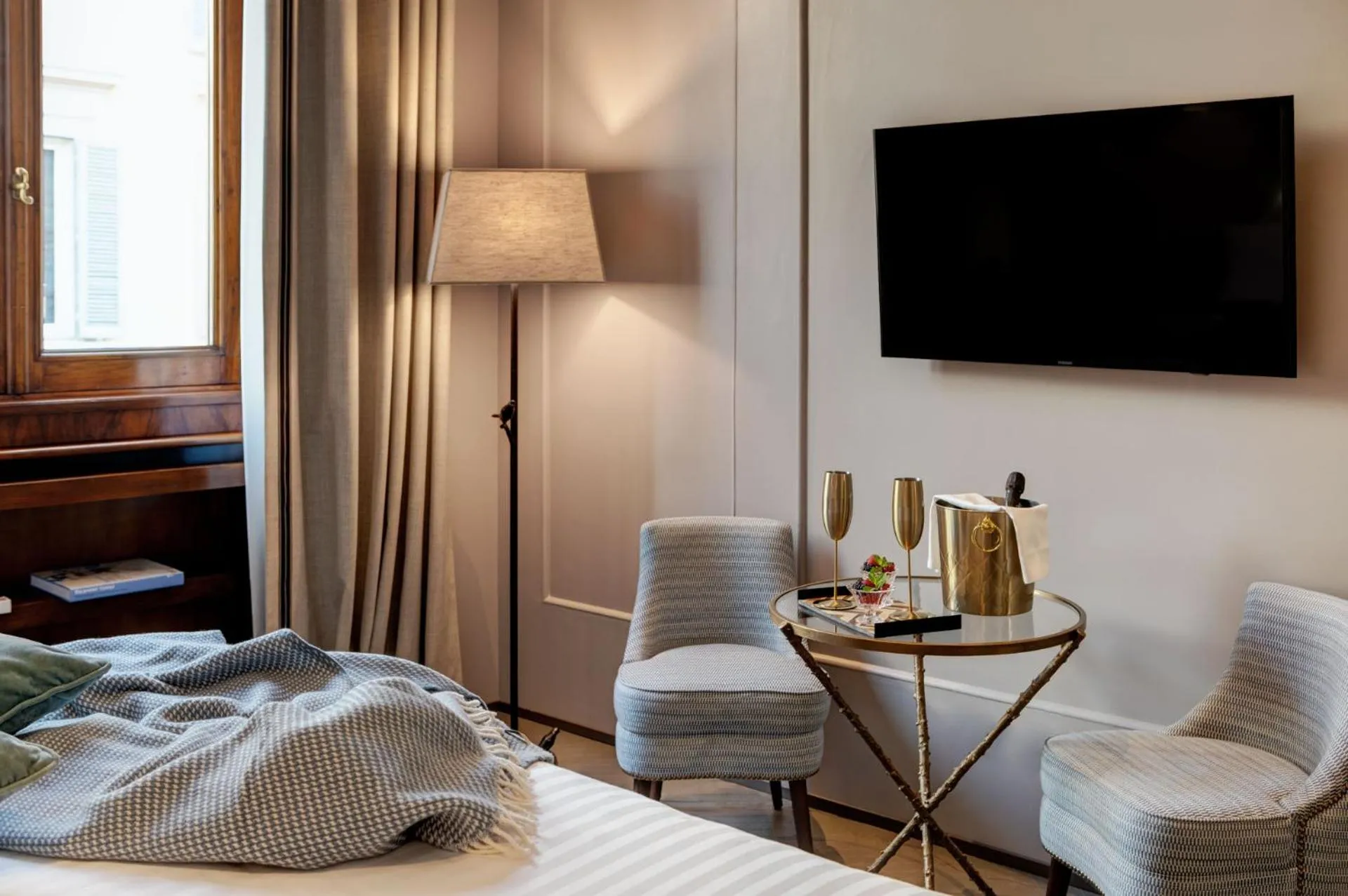 Bed in Singer Palace Hotel Roma