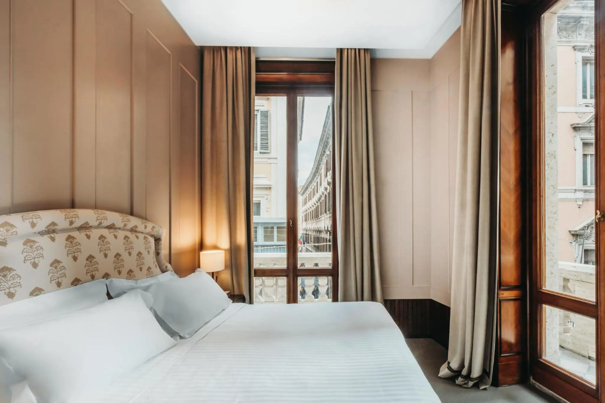 Bed in Singer Palace Hotel Roma