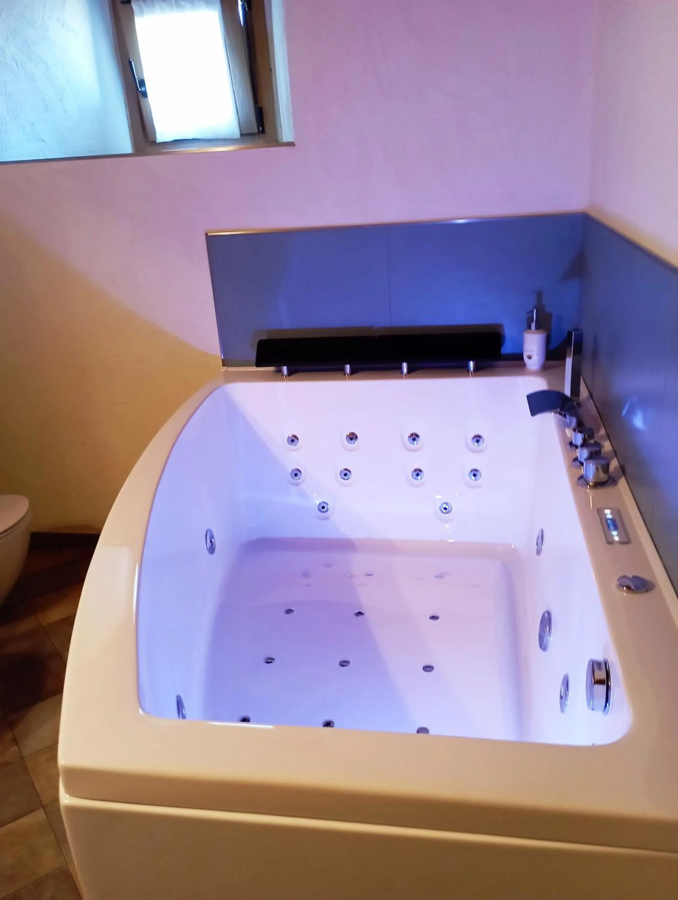 Hot Tub in Chambres d'hôtes La Moraine Enchantée