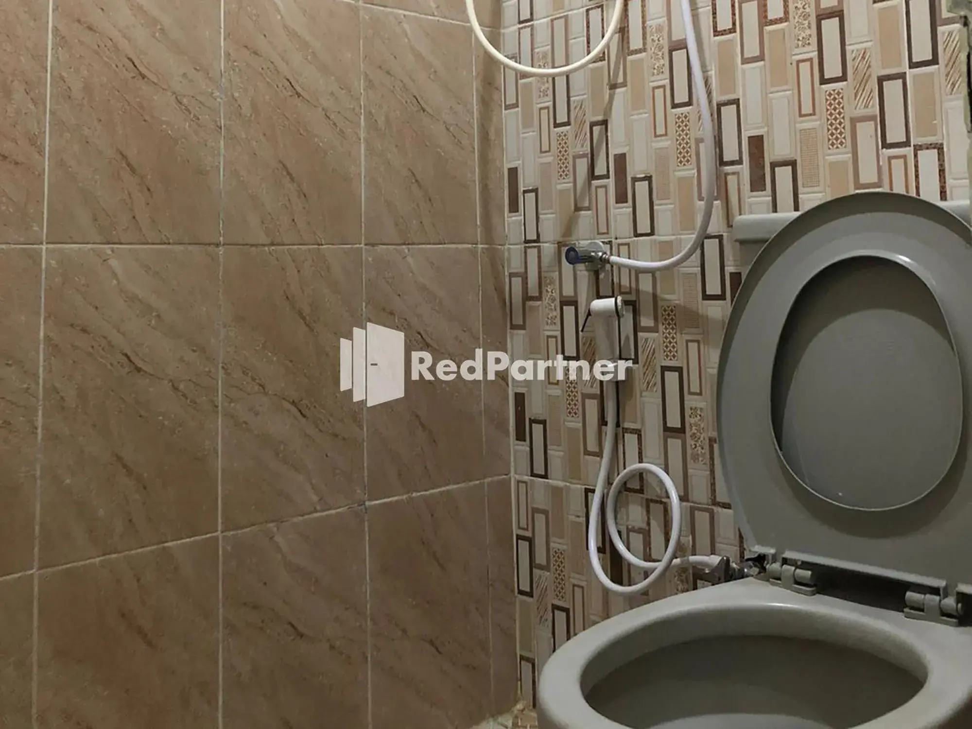 Deluxe Twin Room in Seungit Syariah Inn Tebet Mitra RedDoorz Deluxe Twin Room in Seungit Syariah Inn Tebet Mitra RedDoorz