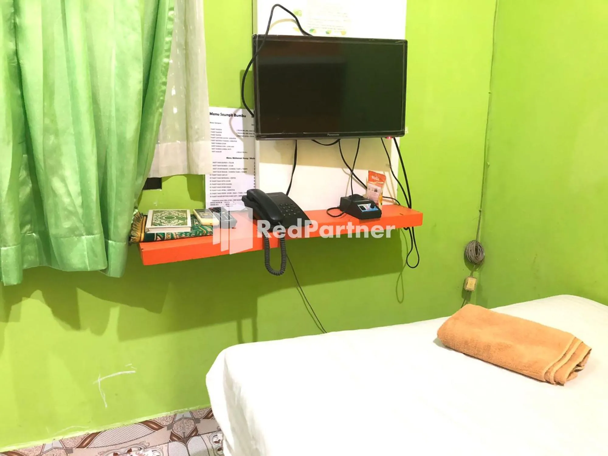Bedroom, Bed in Seungit Syariah Inn Tebet Mitra RedDoorz