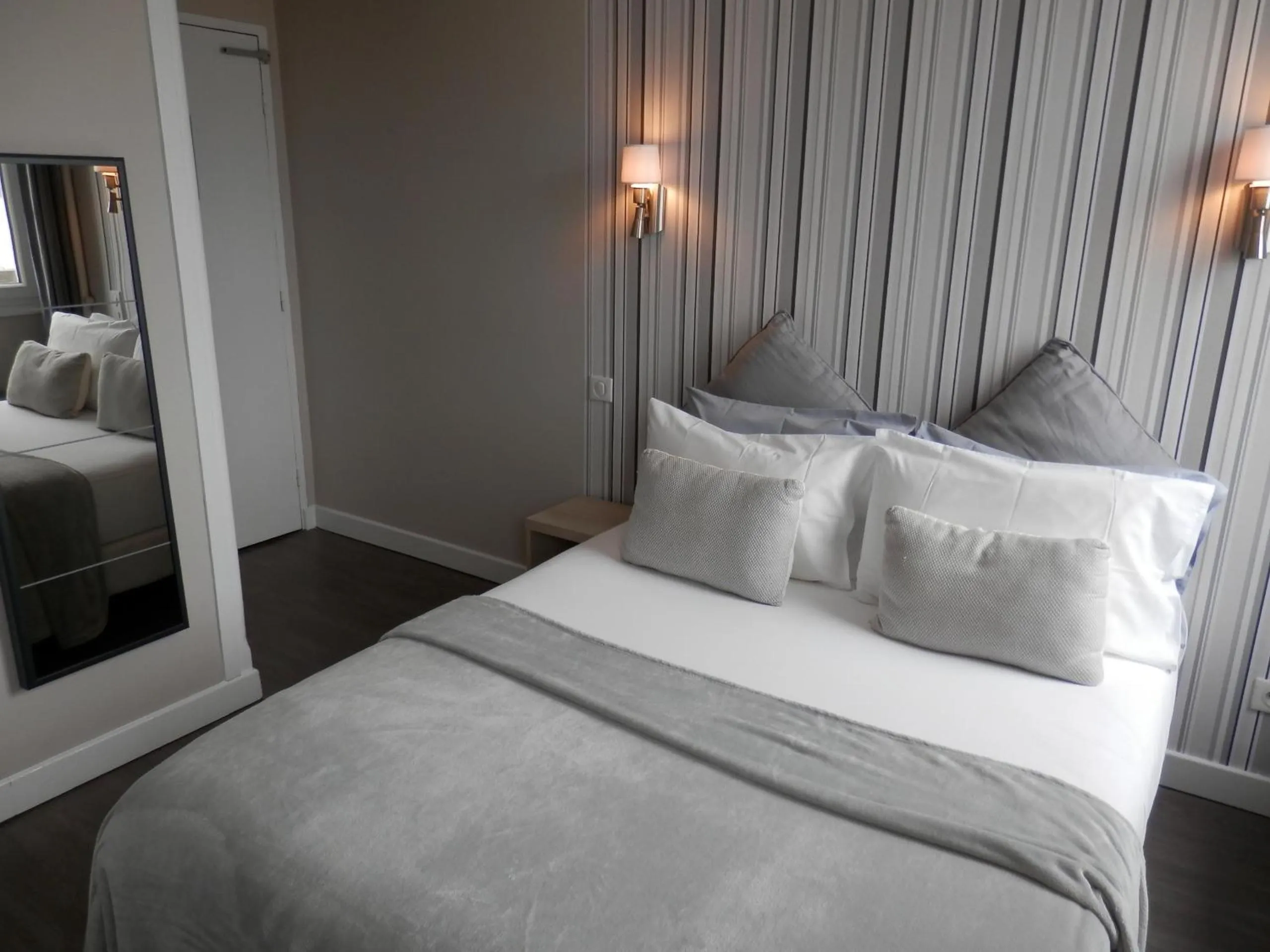 Bed in Hôtel La Caravelle