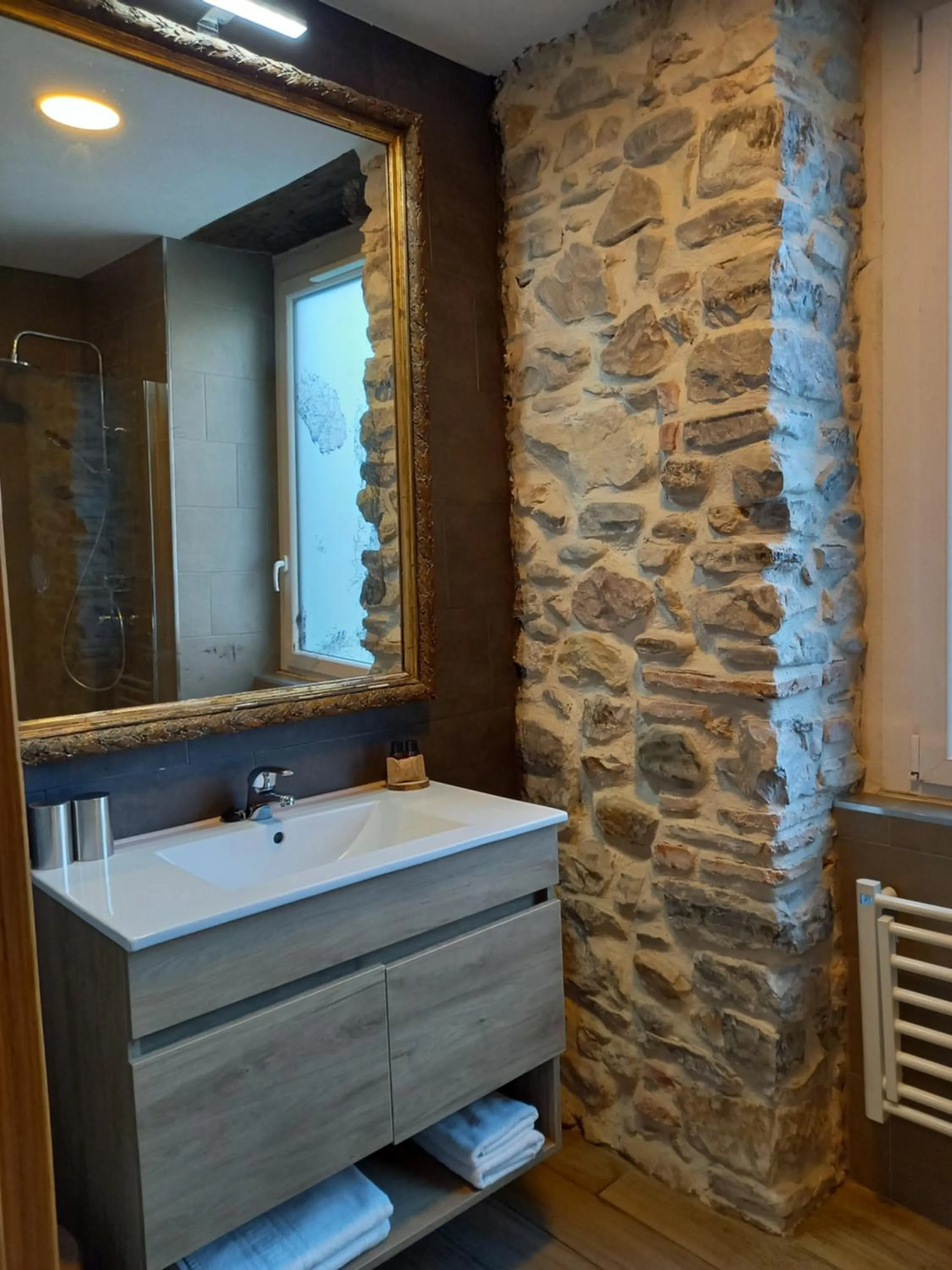 Bathroom in Hôtel La Caravelle