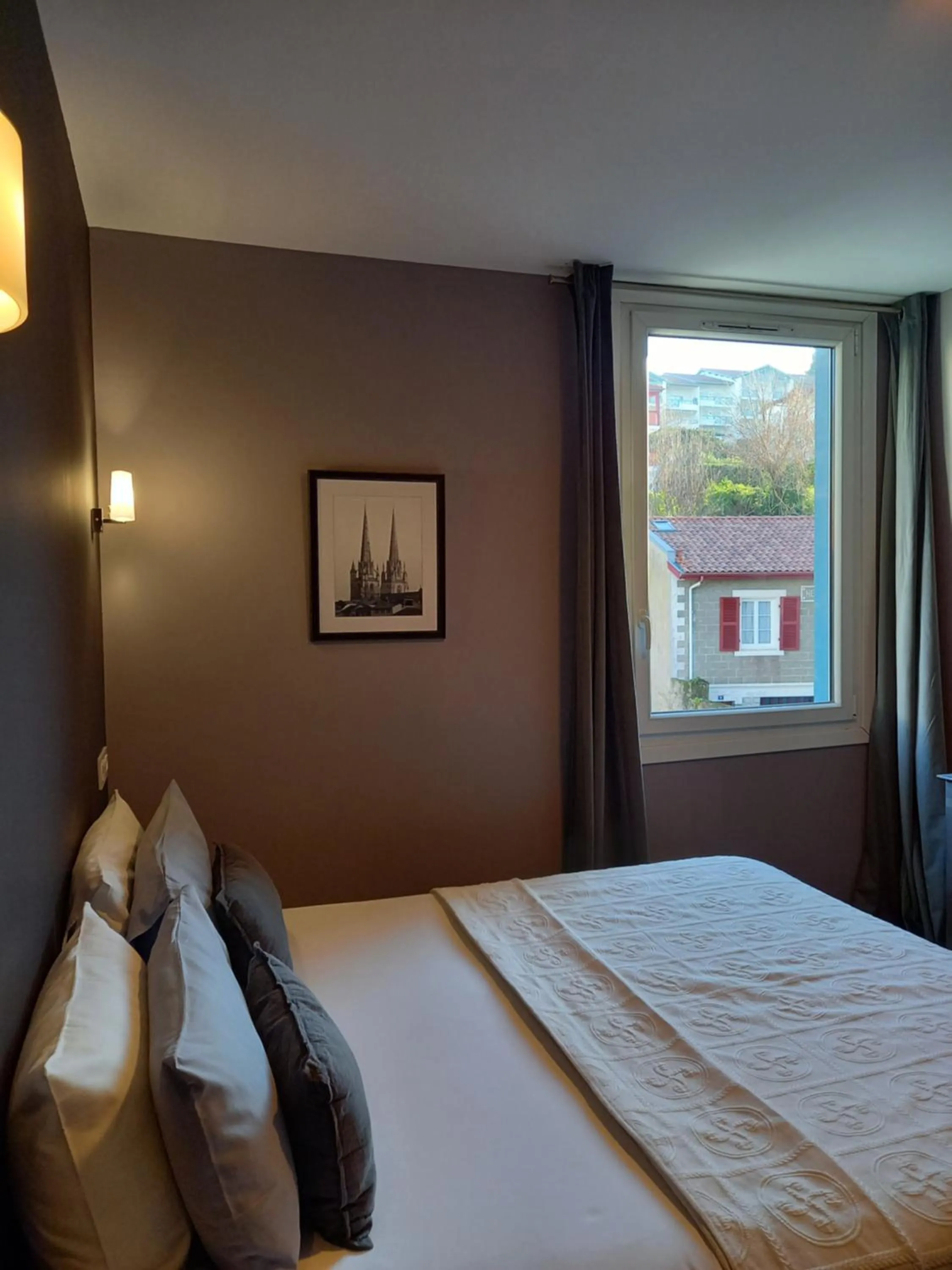 Bed in Hôtel La Caravelle