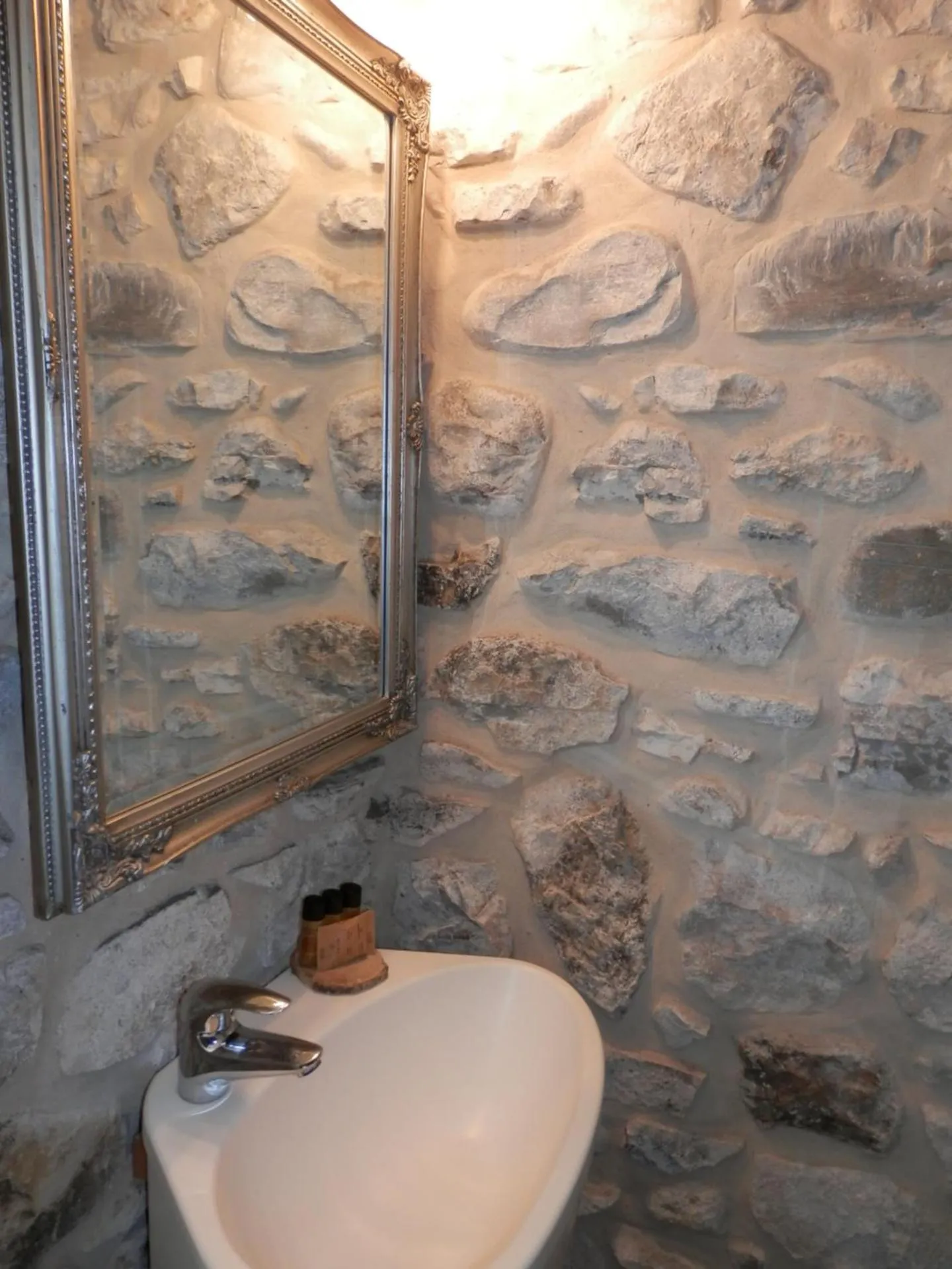 Bathroom in Hôtel La Caravelle