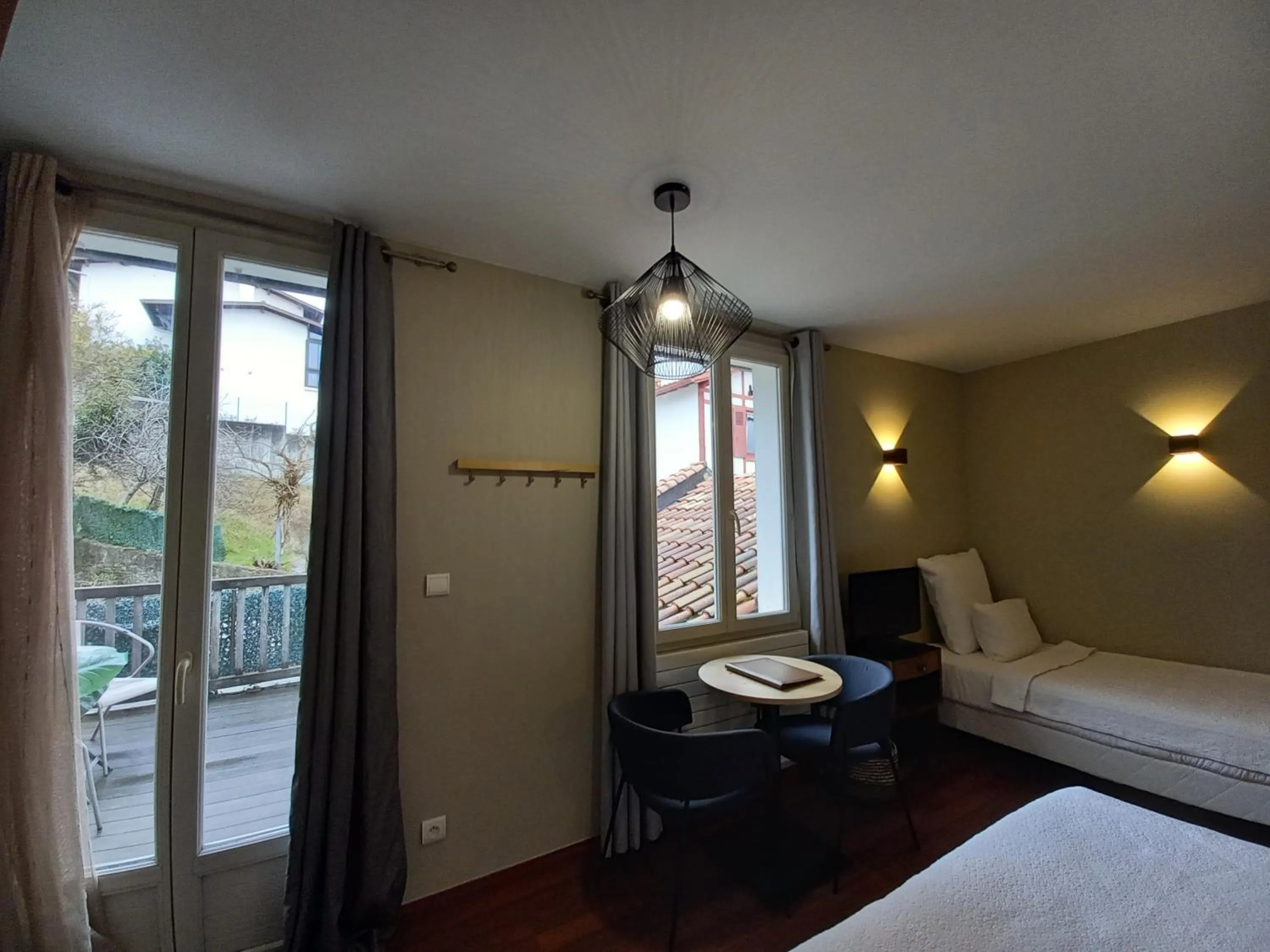 Balcony/Terrace, Bed in Hôtel La Caravelle