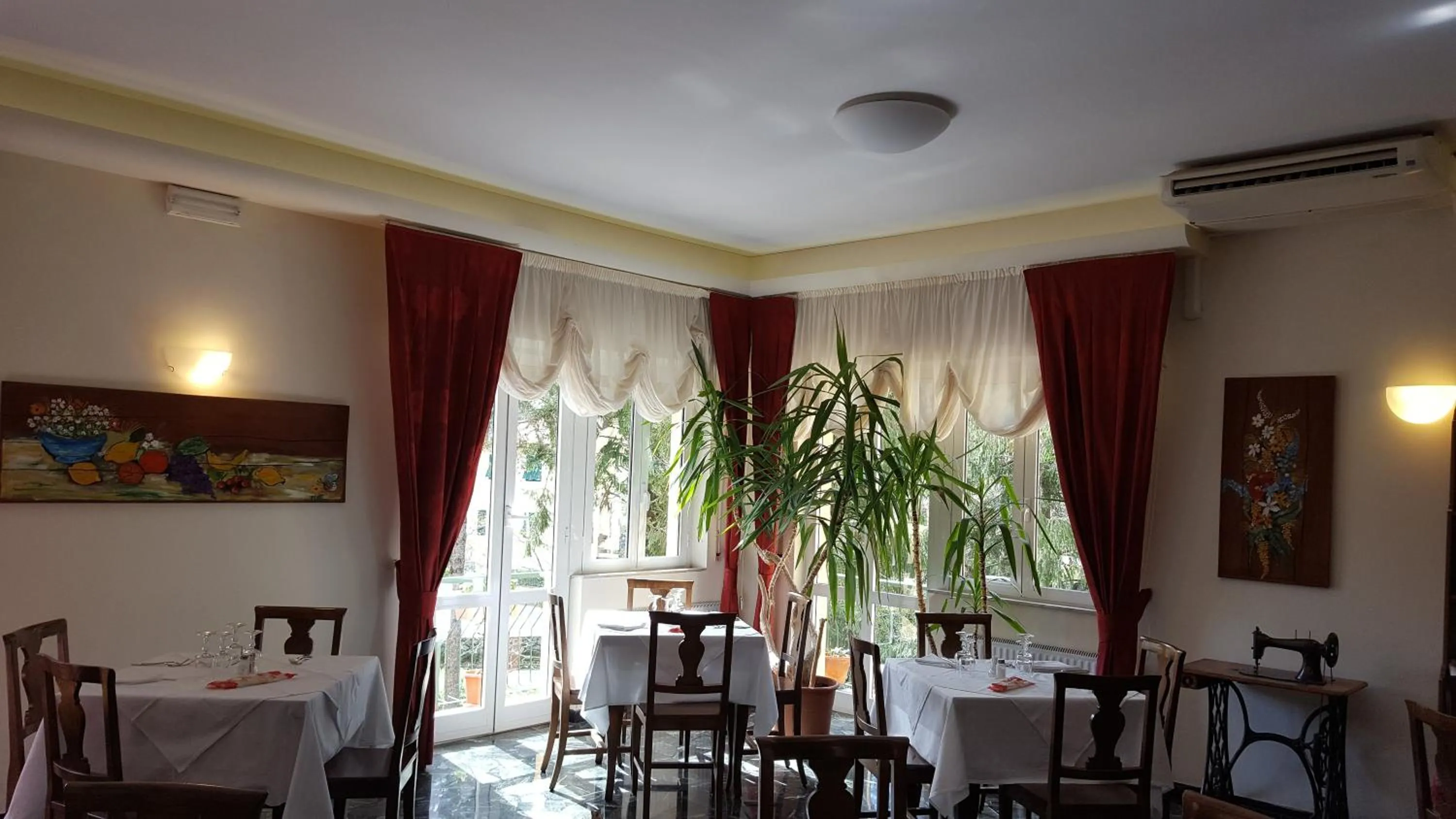 Dining area in Hotel La Pineta