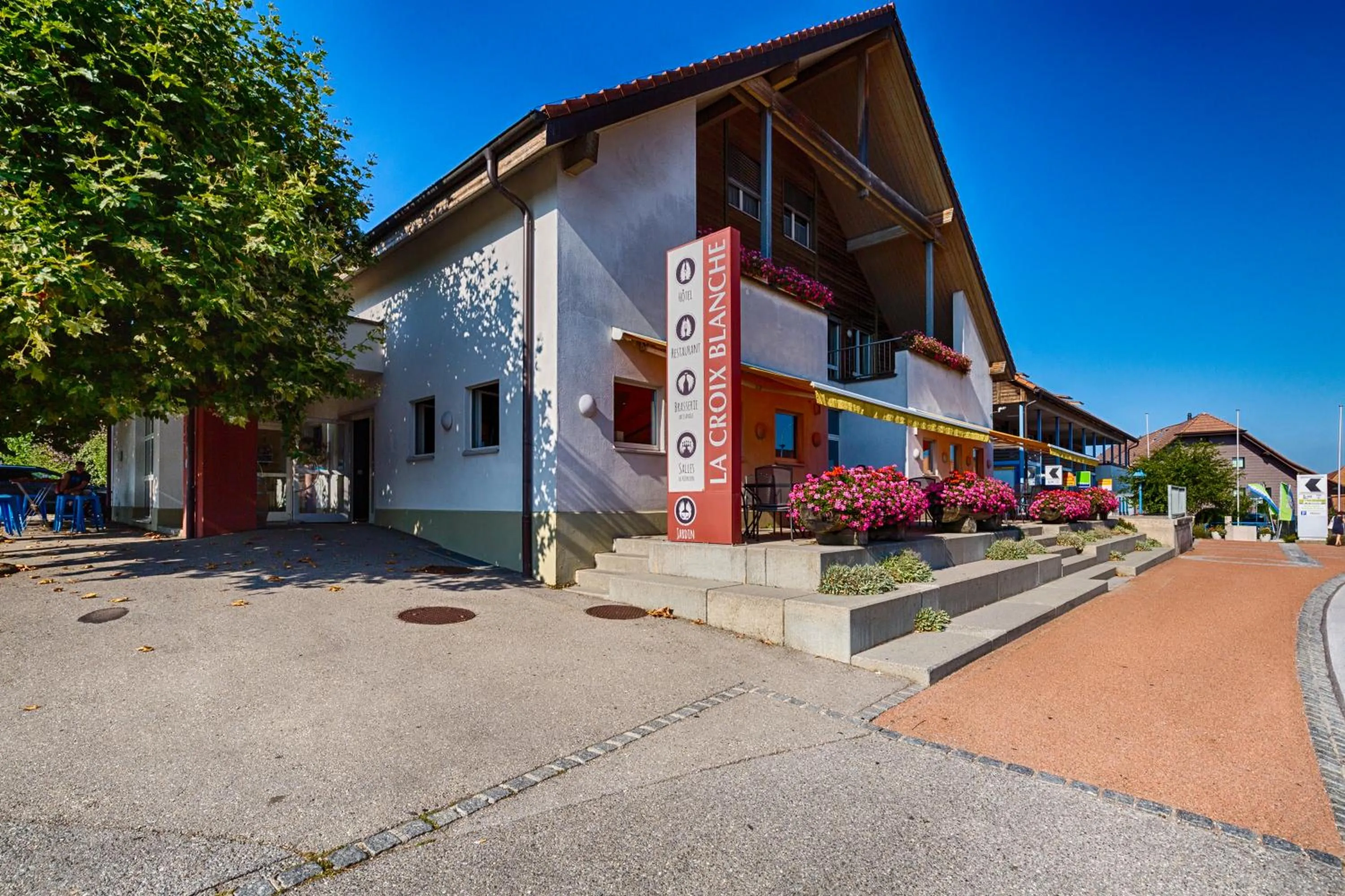 Property building in Hôtel la Croix Blanche