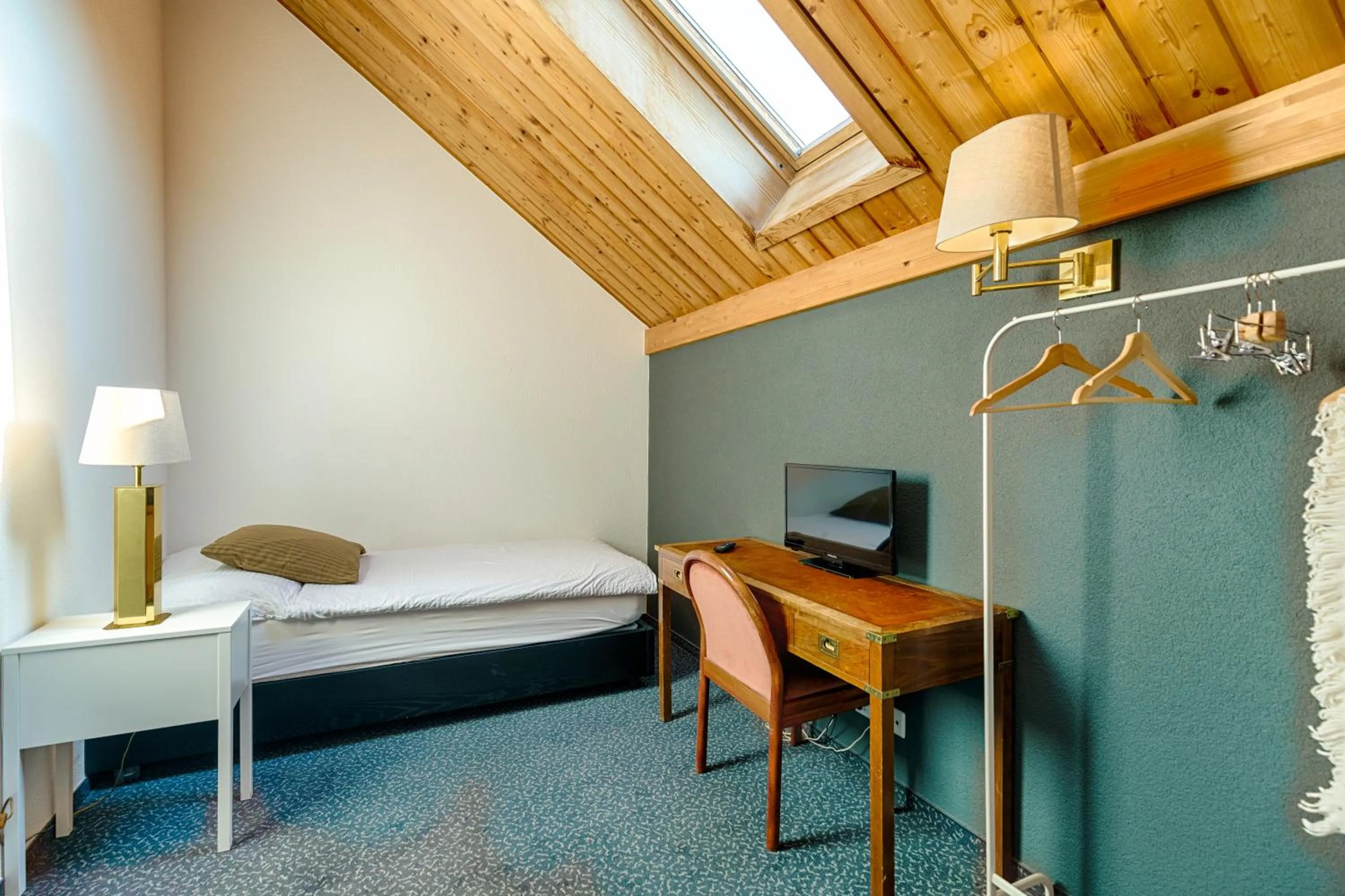 Property building, Bed in Hôtel la Croix Blanche