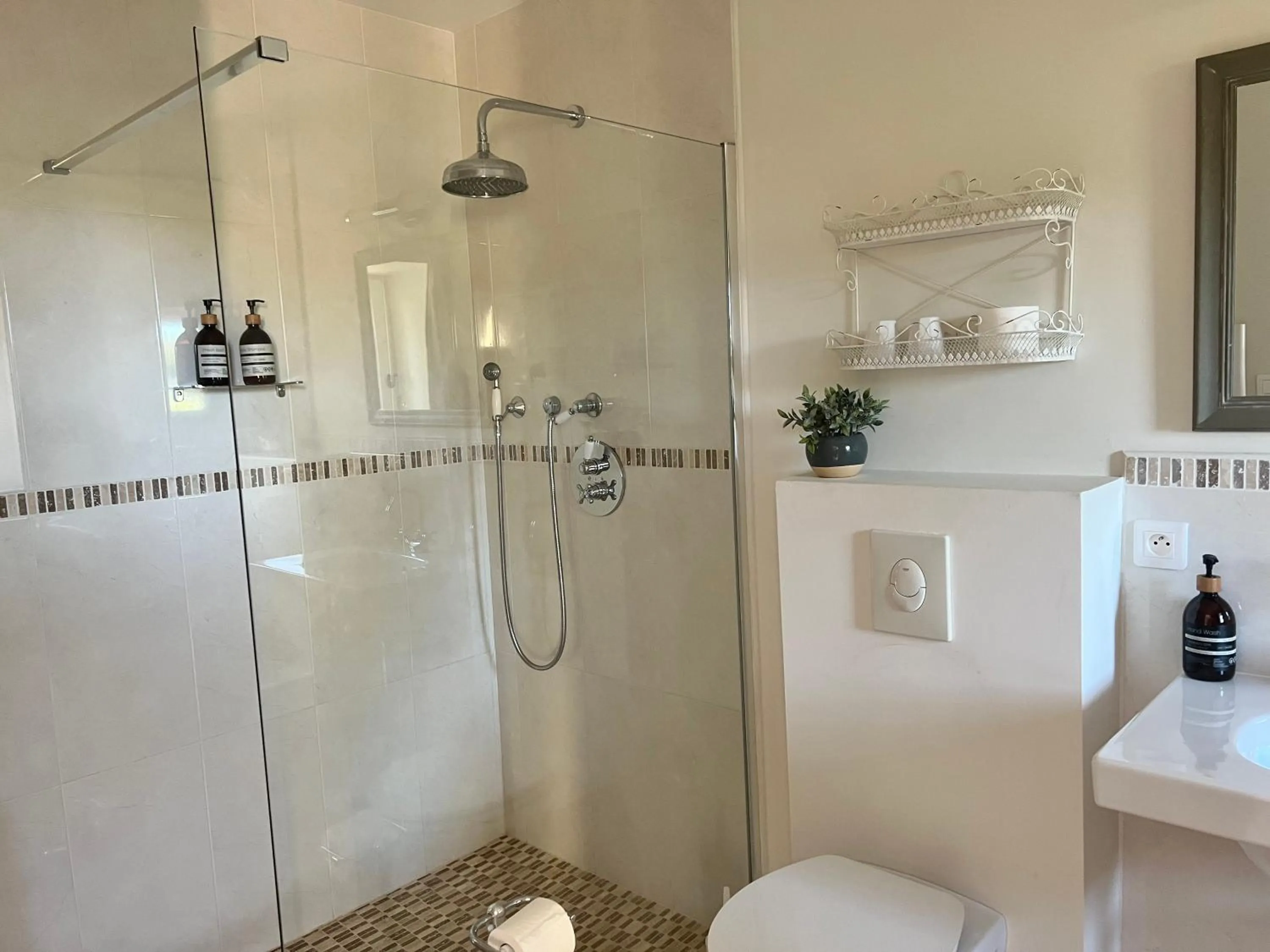 Shower in La Girarde