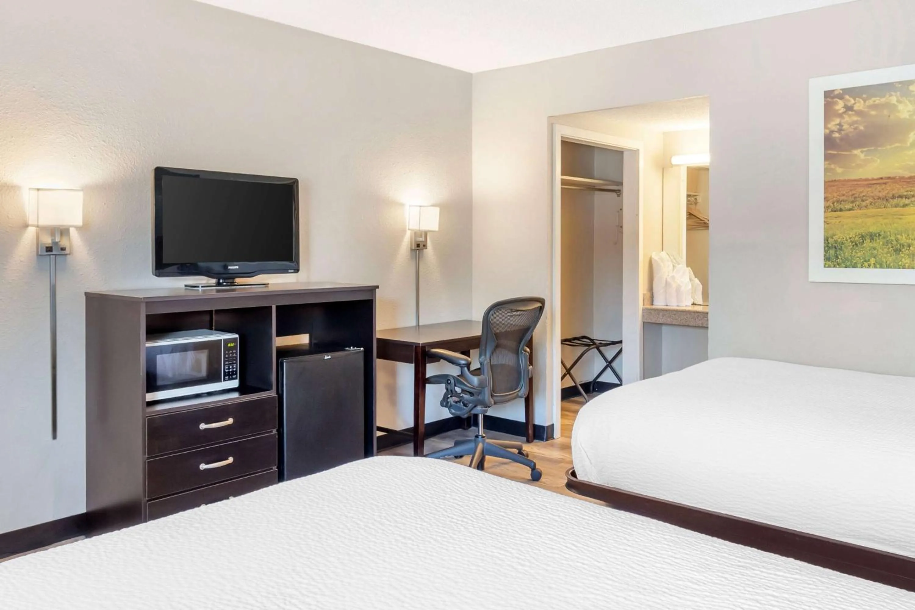 Photo of the whole room, Bed in Days Inn by Wyndham Wrightstown McGuire AFB Bordentown