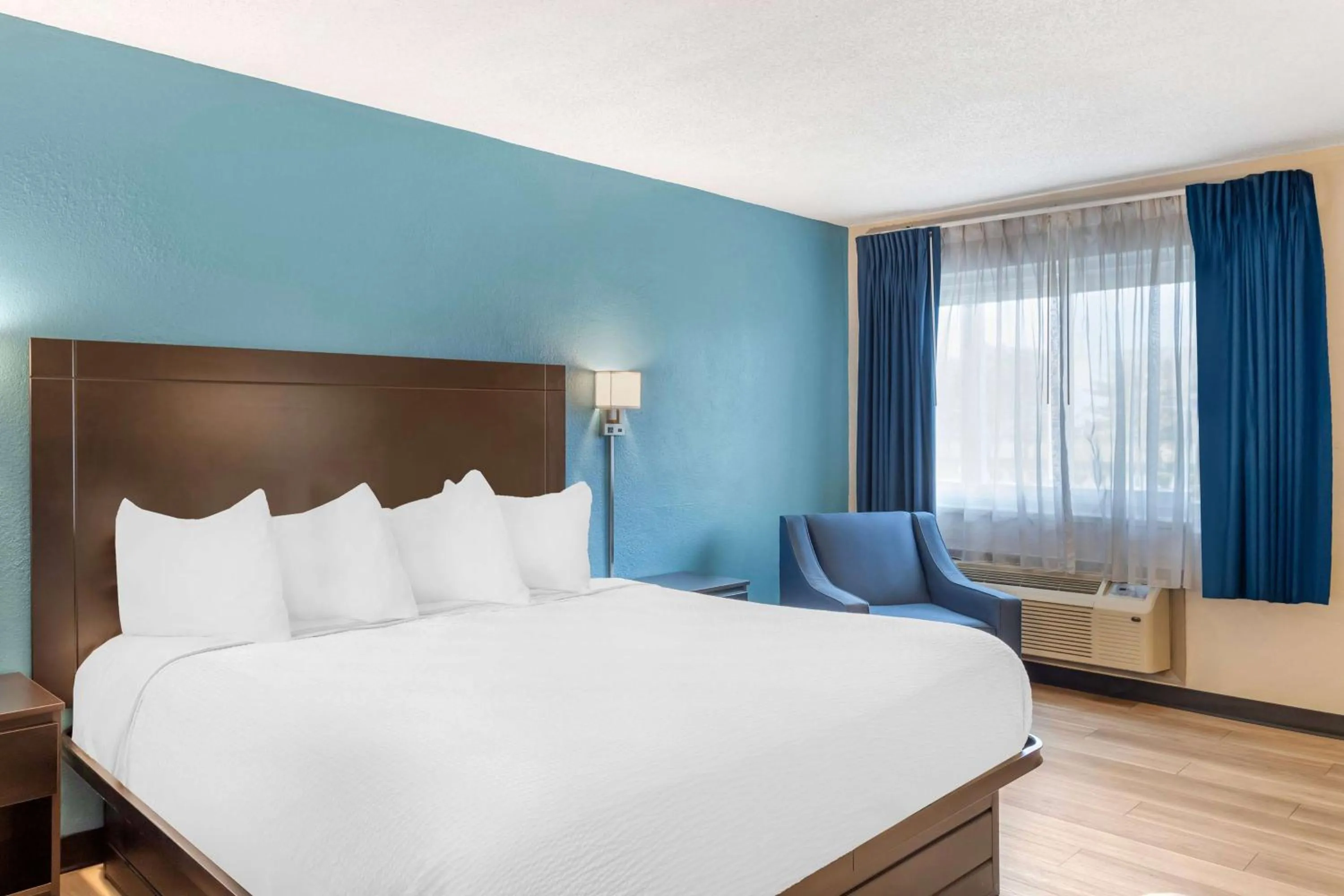 Photo of the whole room, Bed in Days Inn by Wyndham Wrightstown McGuire AFB Bordentown