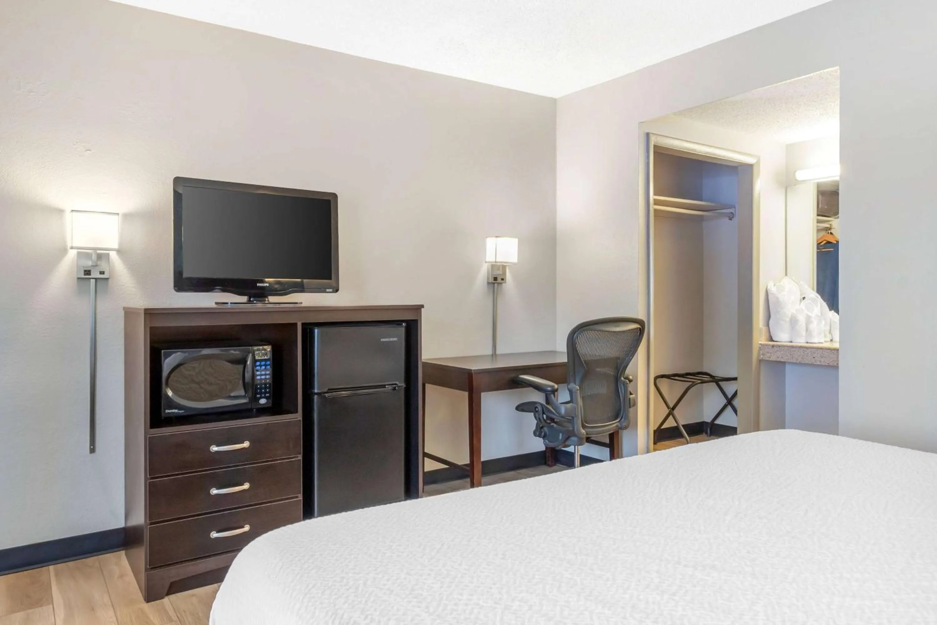 Photo of the whole room, Bed in Days Inn by Wyndham Wrightstown McGuire AFB Bordentown