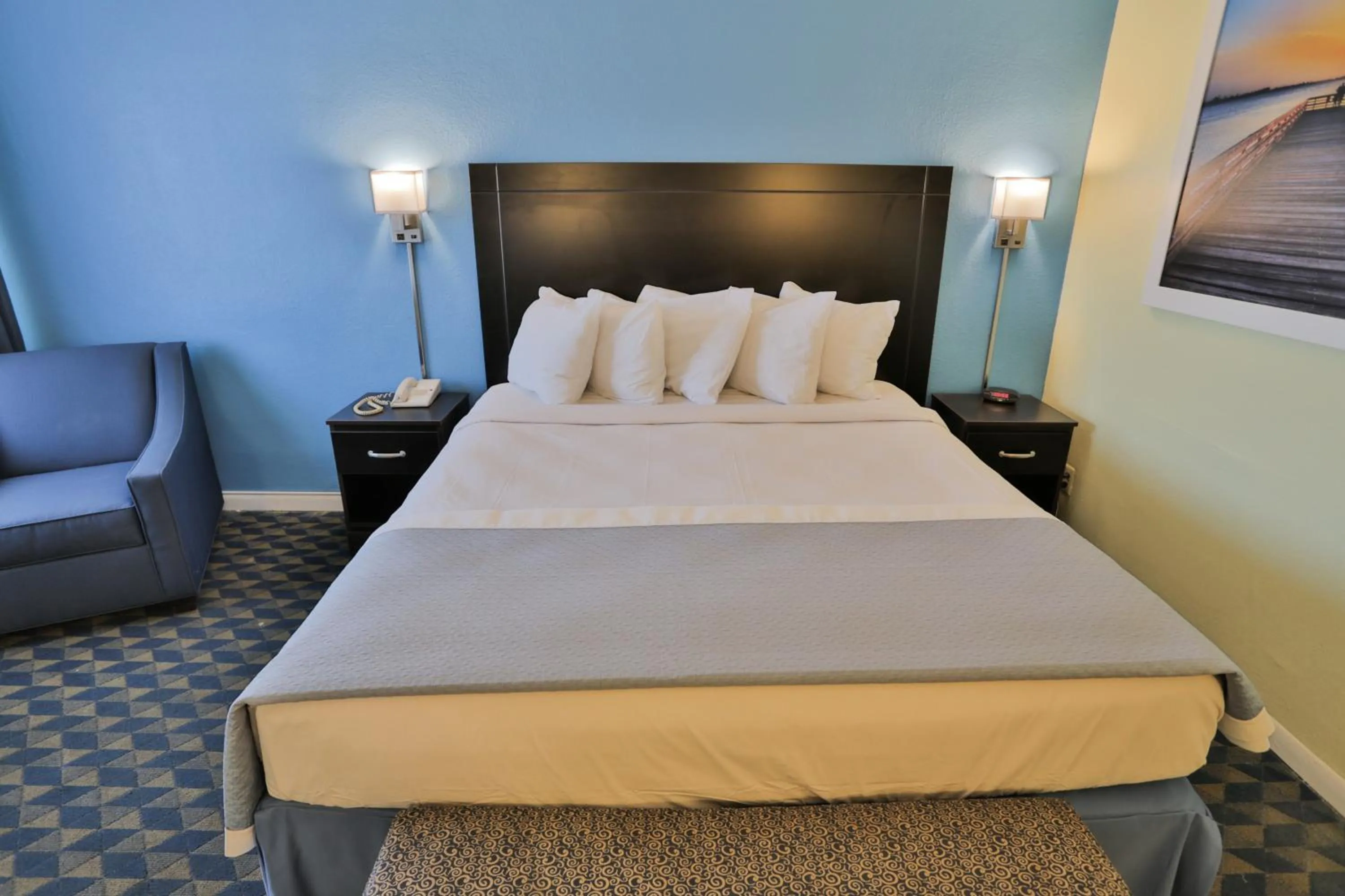 Photo of the whole room, Bed in Days Inn by Wyndham Wrightstown McGuire AFB Bordentown