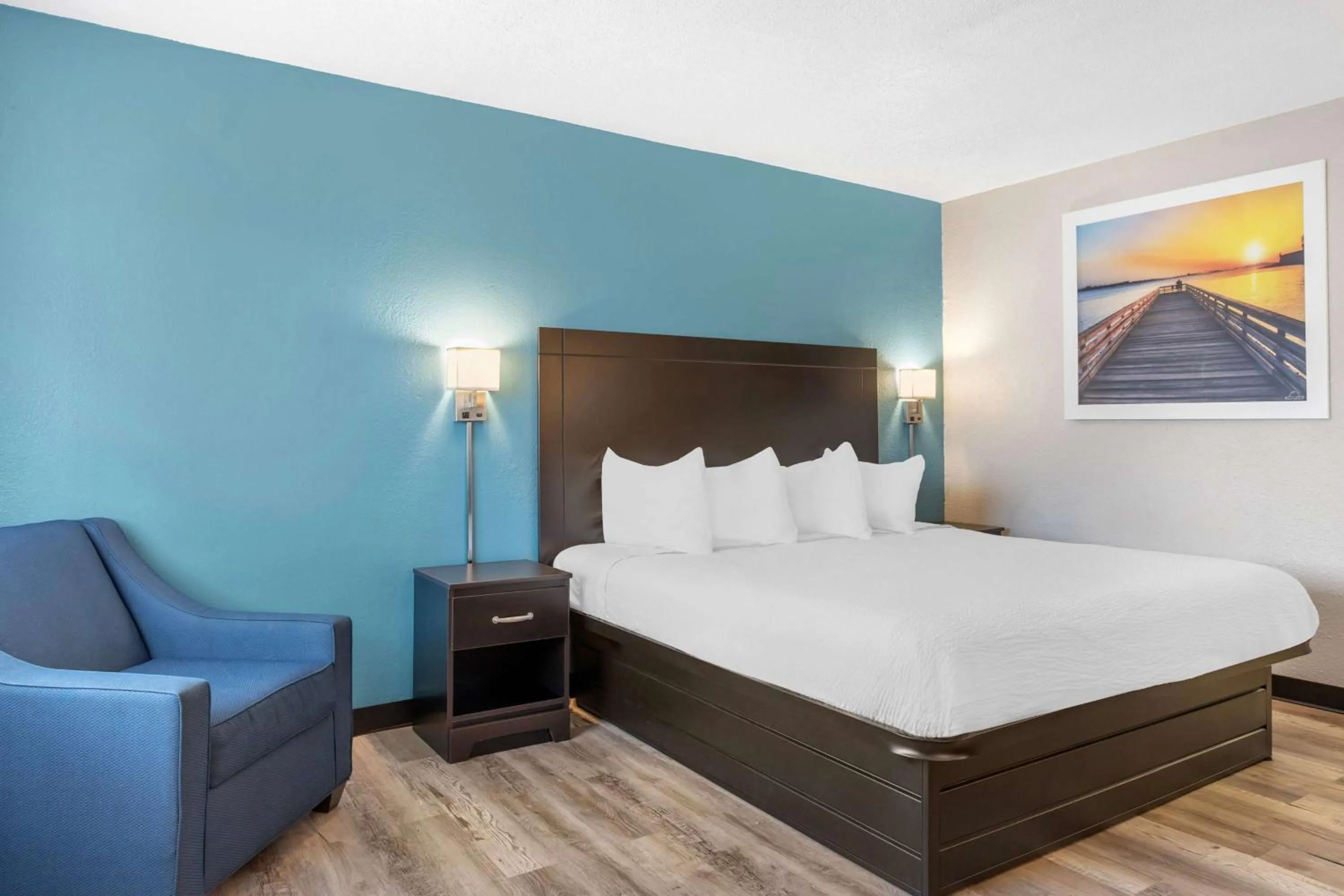 Photo of the whole room, Bed in Days Inn by Wyndham Wrightstown McGuire AFB Bordentown