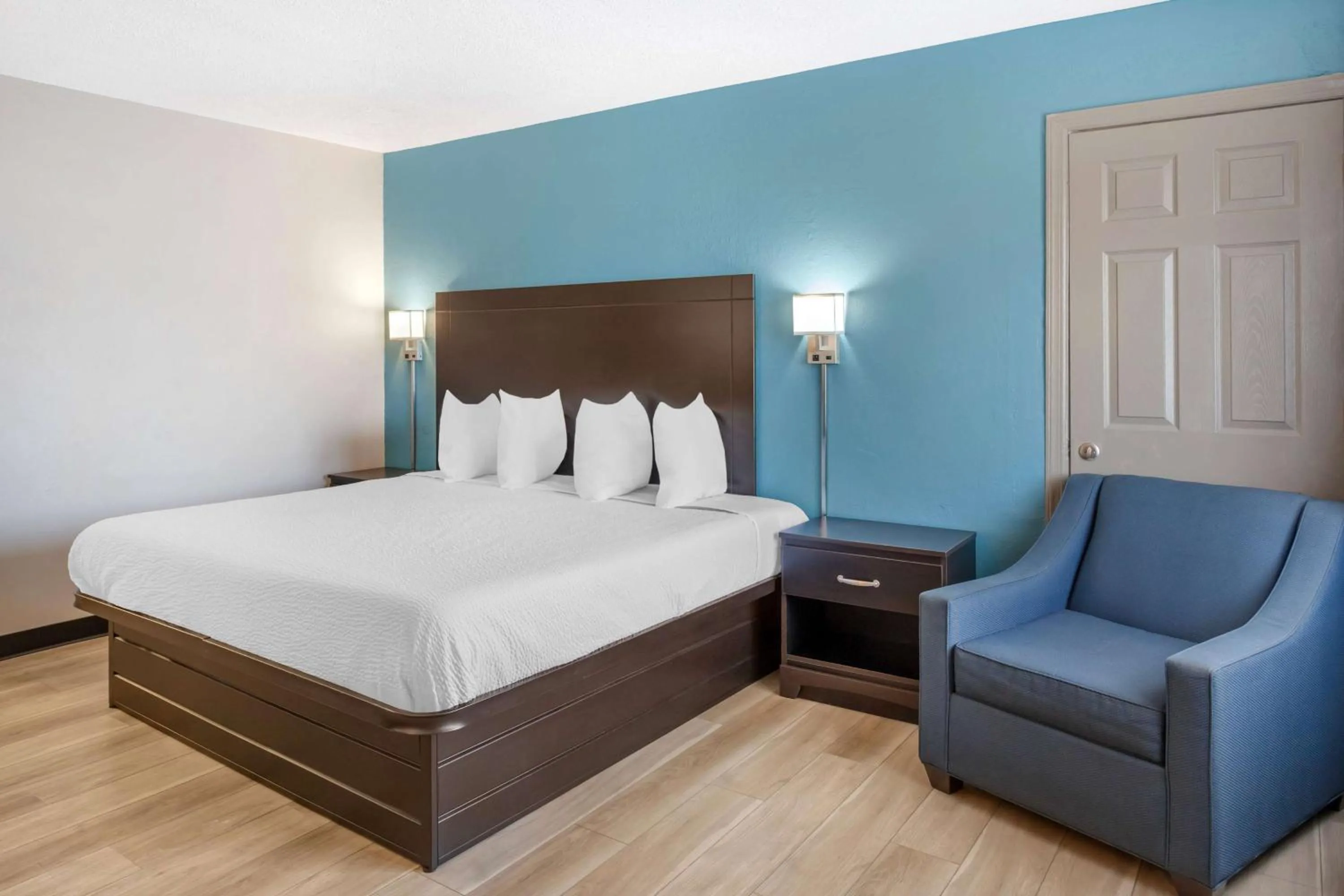 Photo of the whole room, Bed in Days Inn by Wyndham Wrightstown McGuire AFB Bordentown