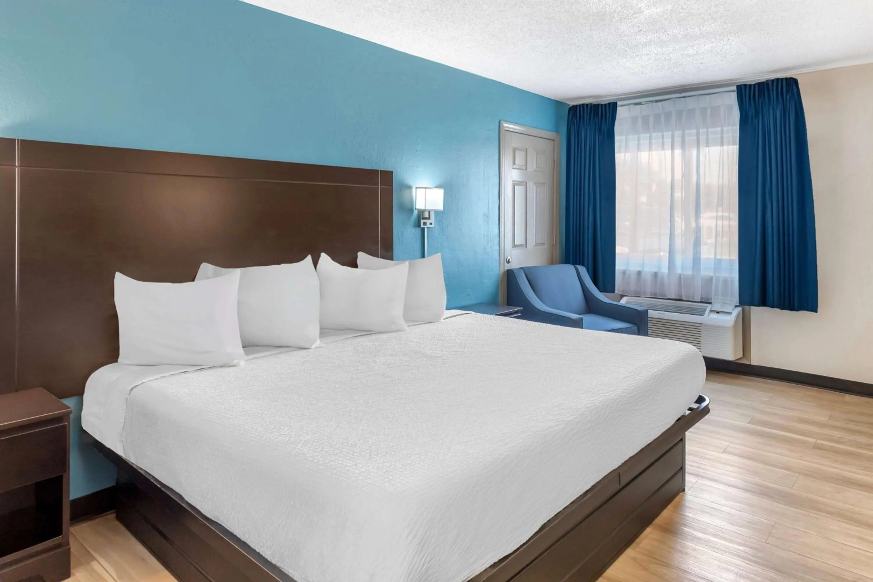 Photo of the whole room, Bed in Days Inn by Wyndham Wrightstown McGuire AFB Bordentown