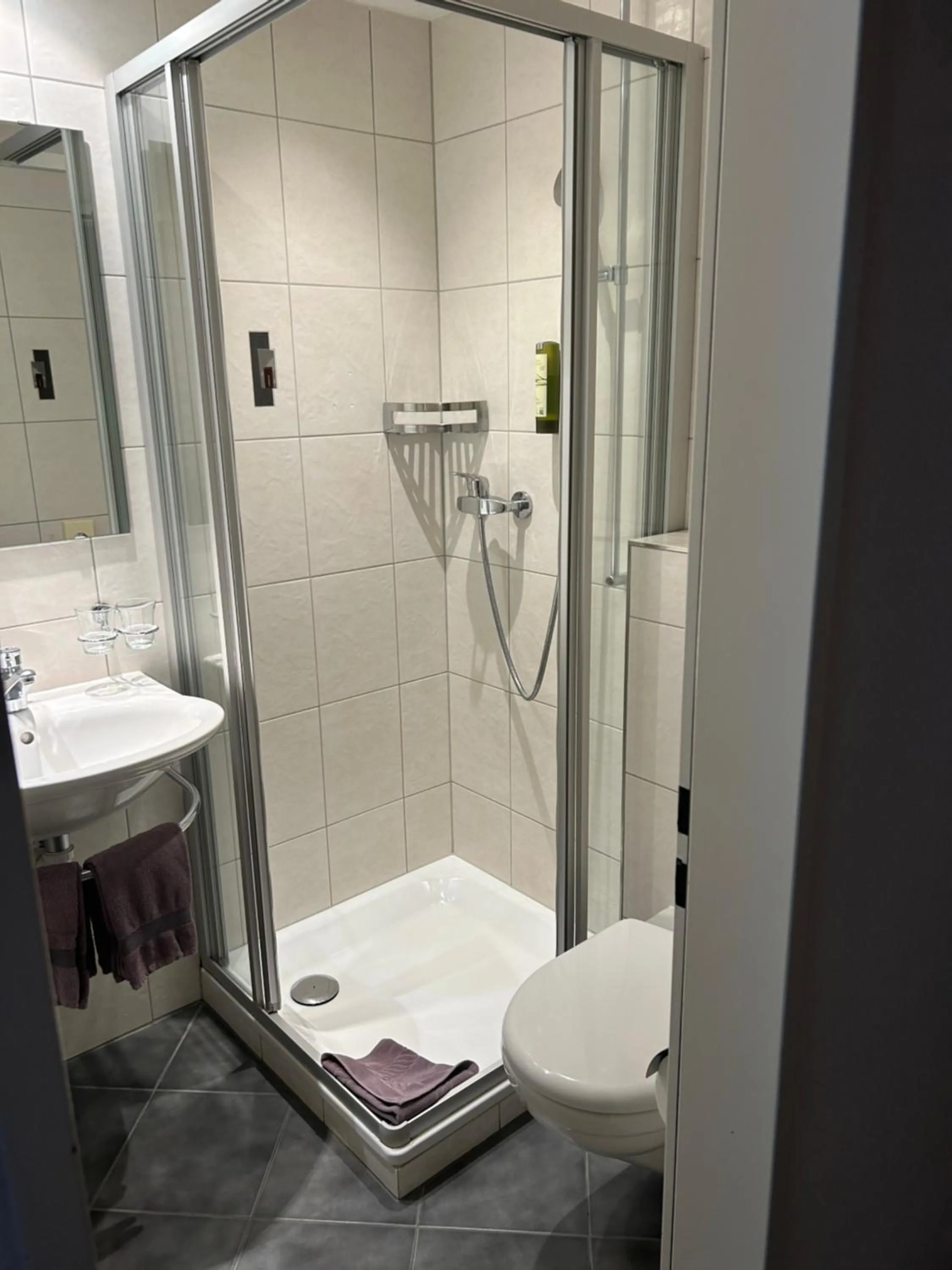 Shower in Hotel Adonis