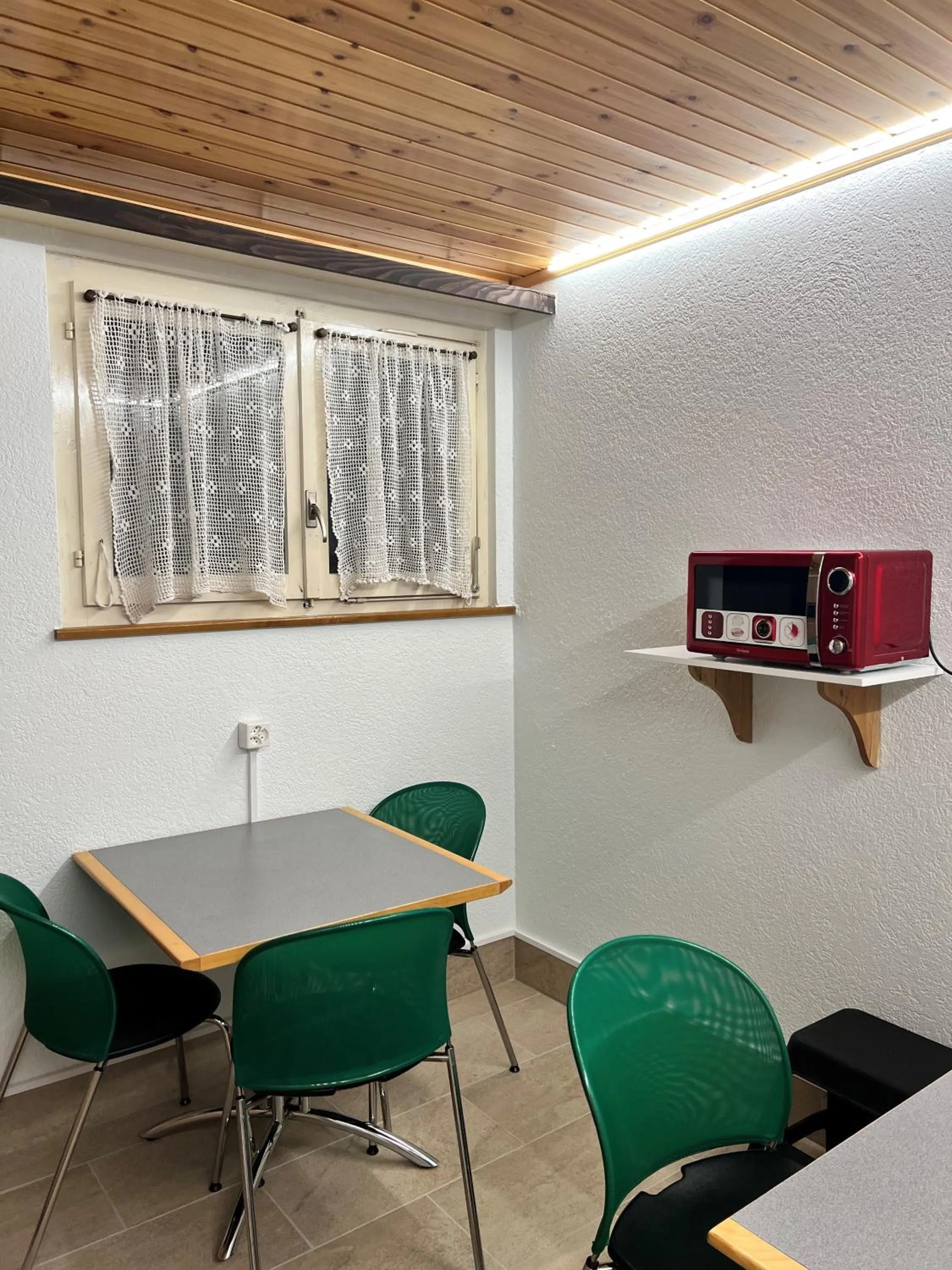 Restaurant/places to eat in Hotel Adonis