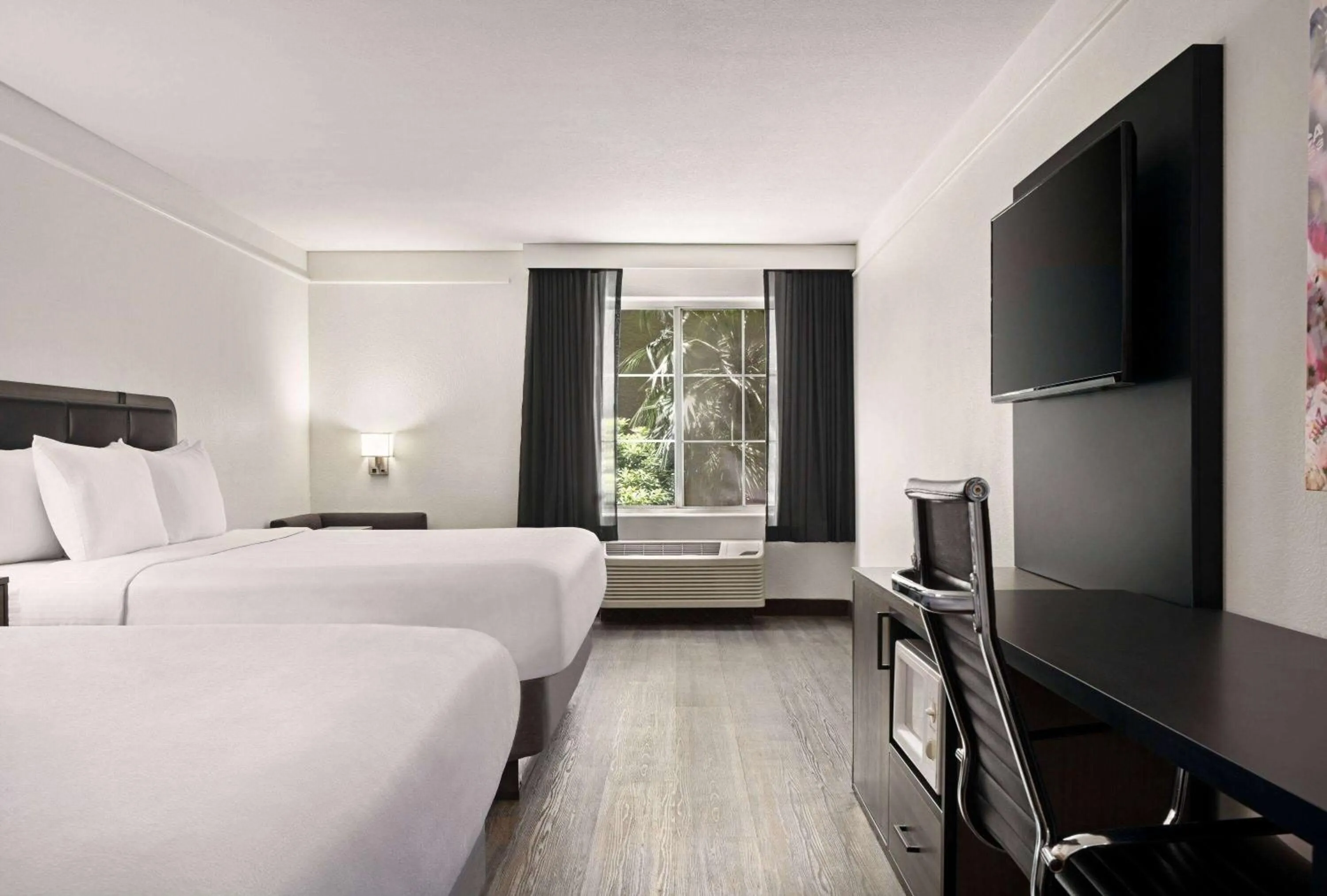 Photo of the whole room, Bed in La Quinta by Wyndham Hesperia Victorville