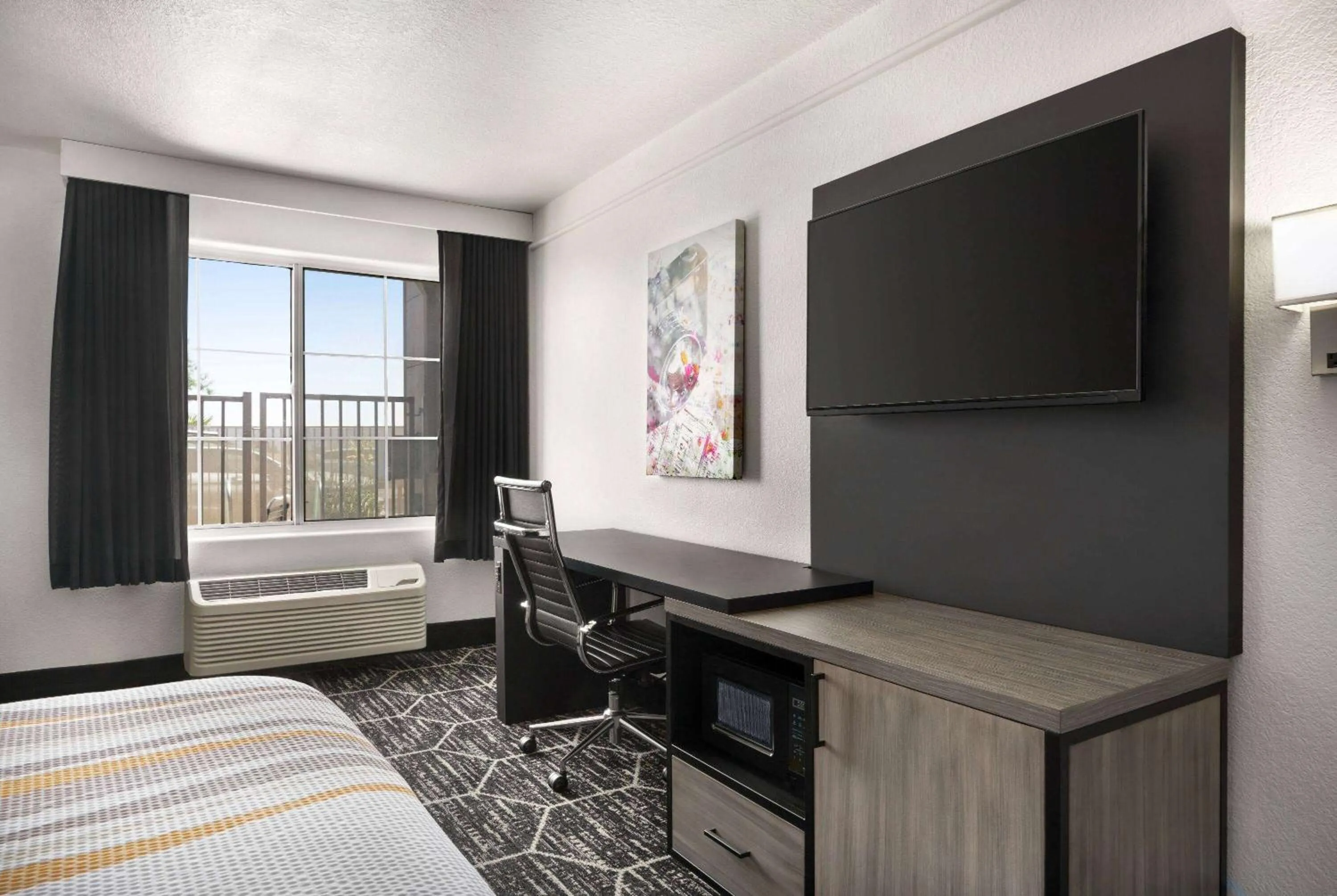 Photo of the whole room, Bed in La Quinta by Wyndham Hesperia Victorville