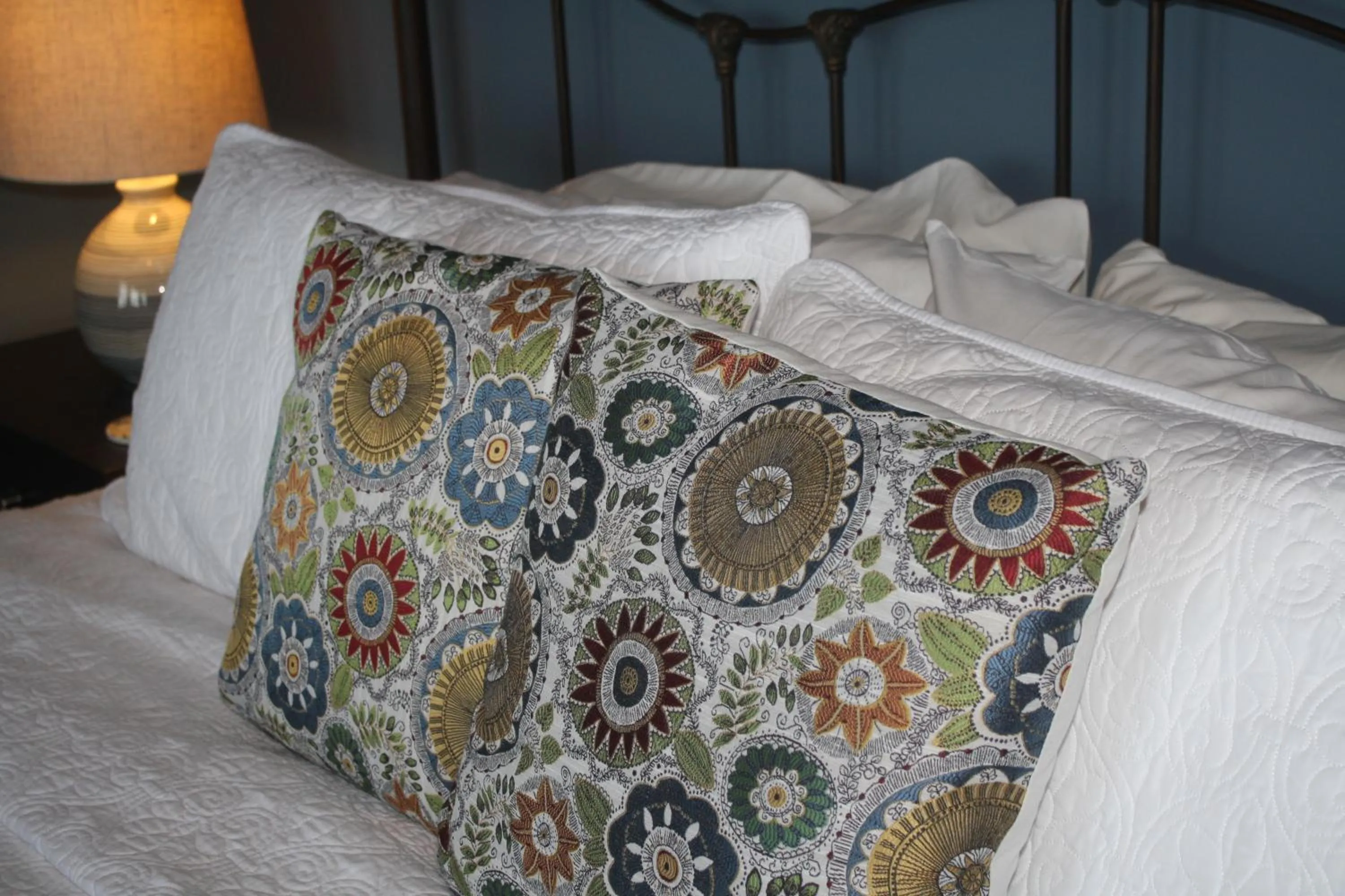 Bed in Saltair Inn Waterfront B&B