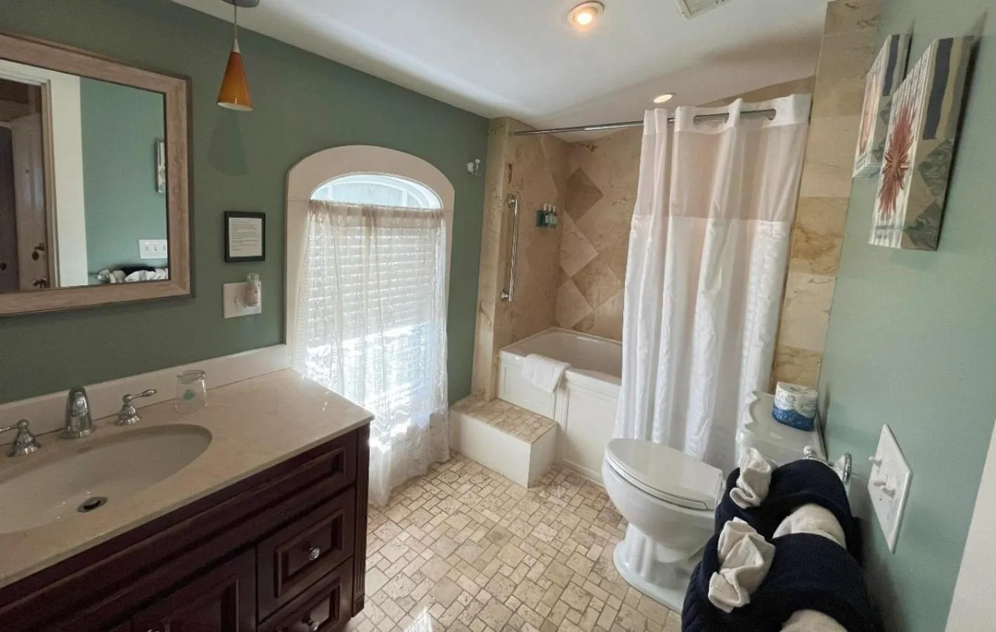 Bathroom in Saltair Inn Waterfront B&B