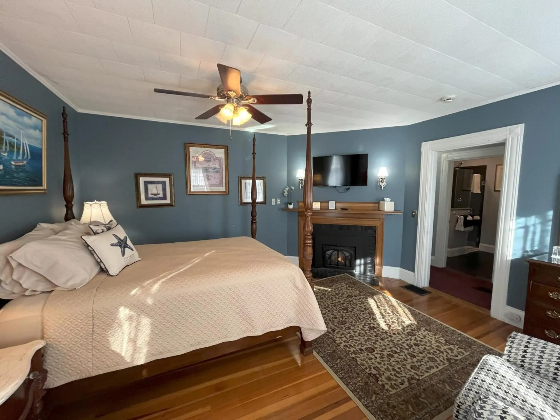 TV and multimedia, Bed in Saltair Inn Waterfront B&B