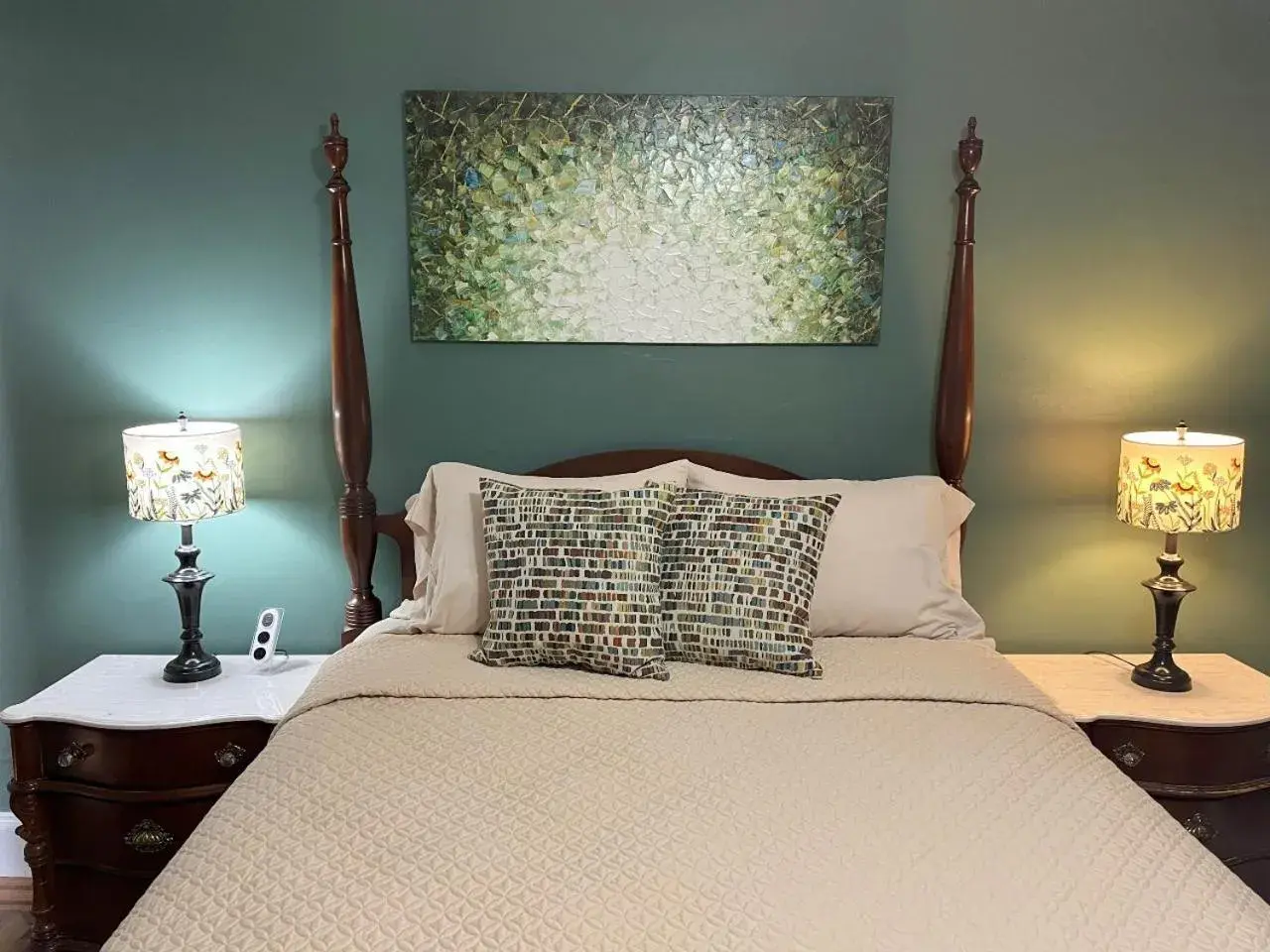 Queen Room in Saltair Inn Waterfront B&B Queen Room in Saltair Inn Waterfront B&B