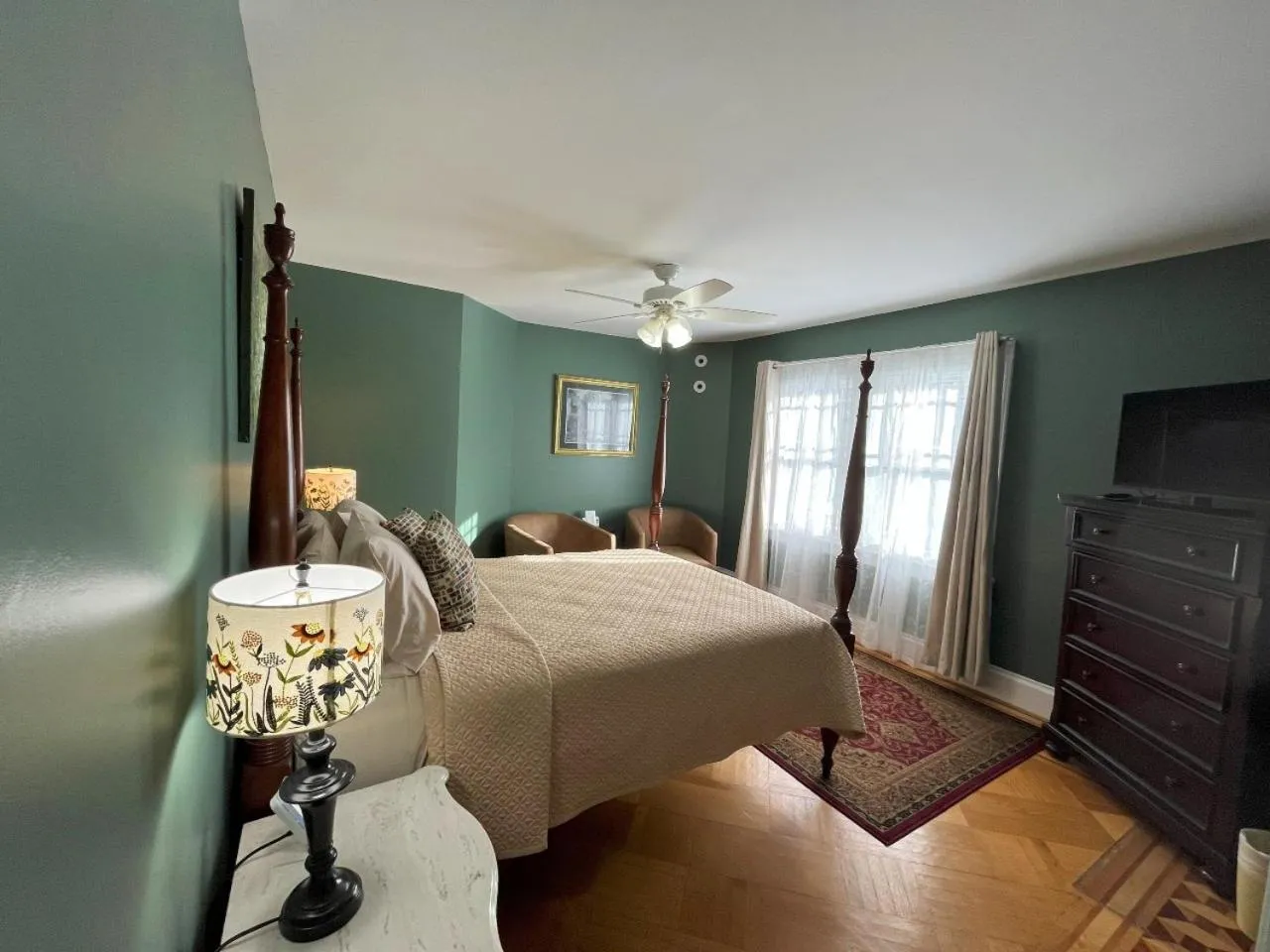 TV and multimedia, Bed in Saltair Inn Waterfront B&B