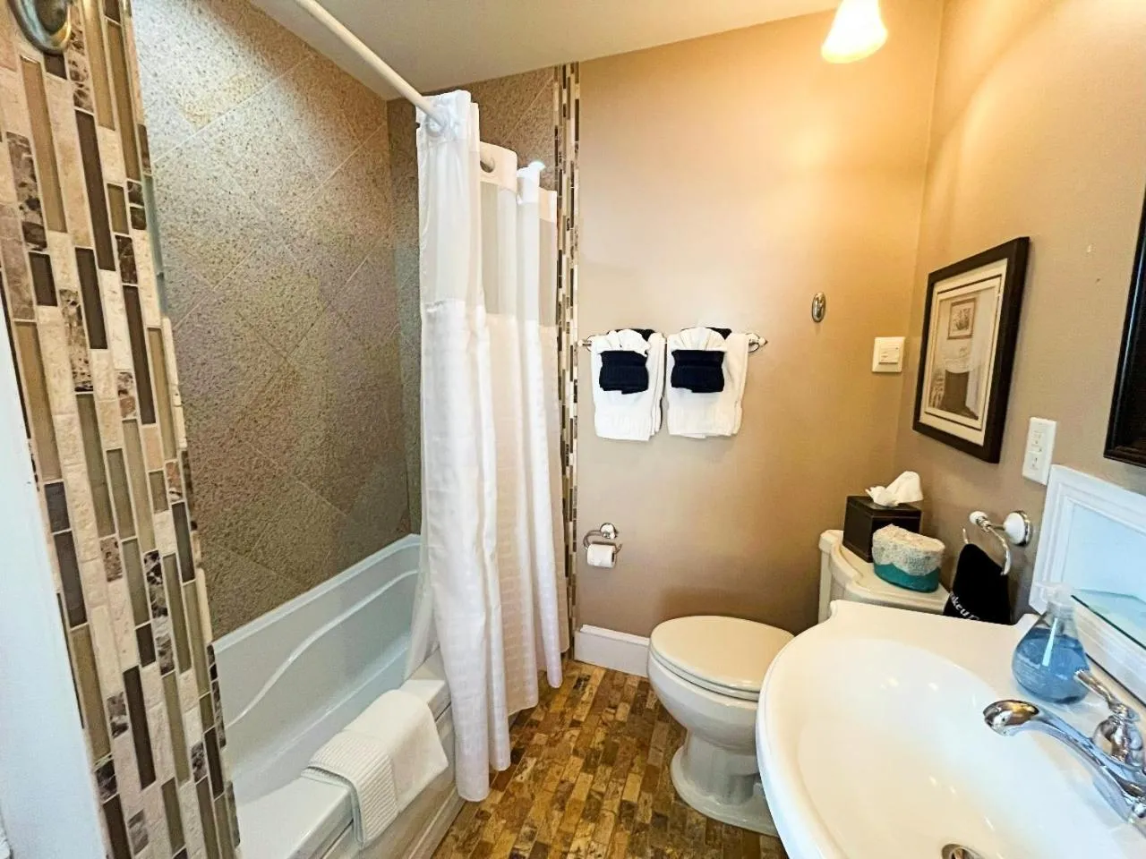 Bathroom in Saltair Inn Waterfront B&B